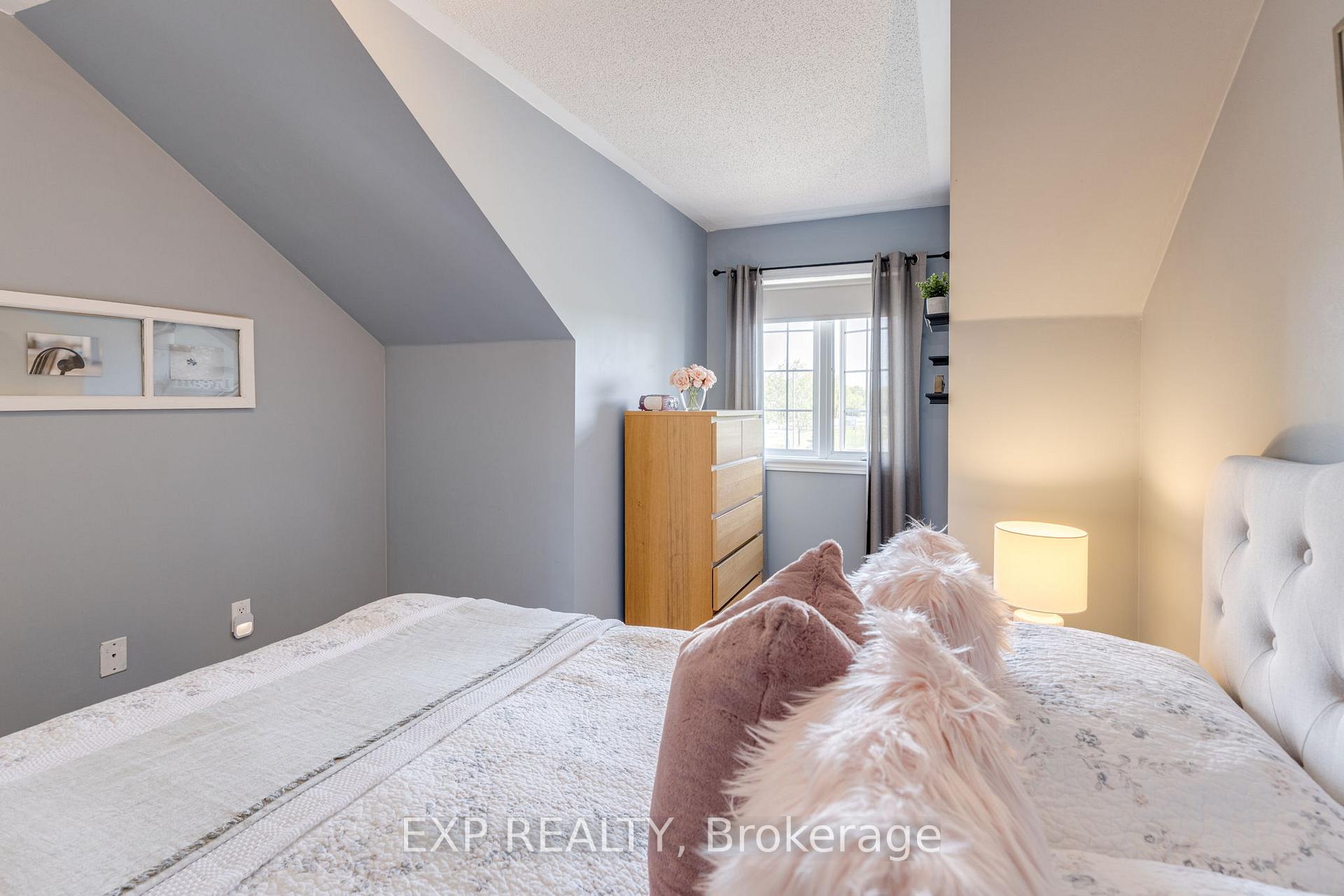 Photo 20 of 30 Earl Stewart Drive, Aurora, Bayview Wellington — HOMEH
