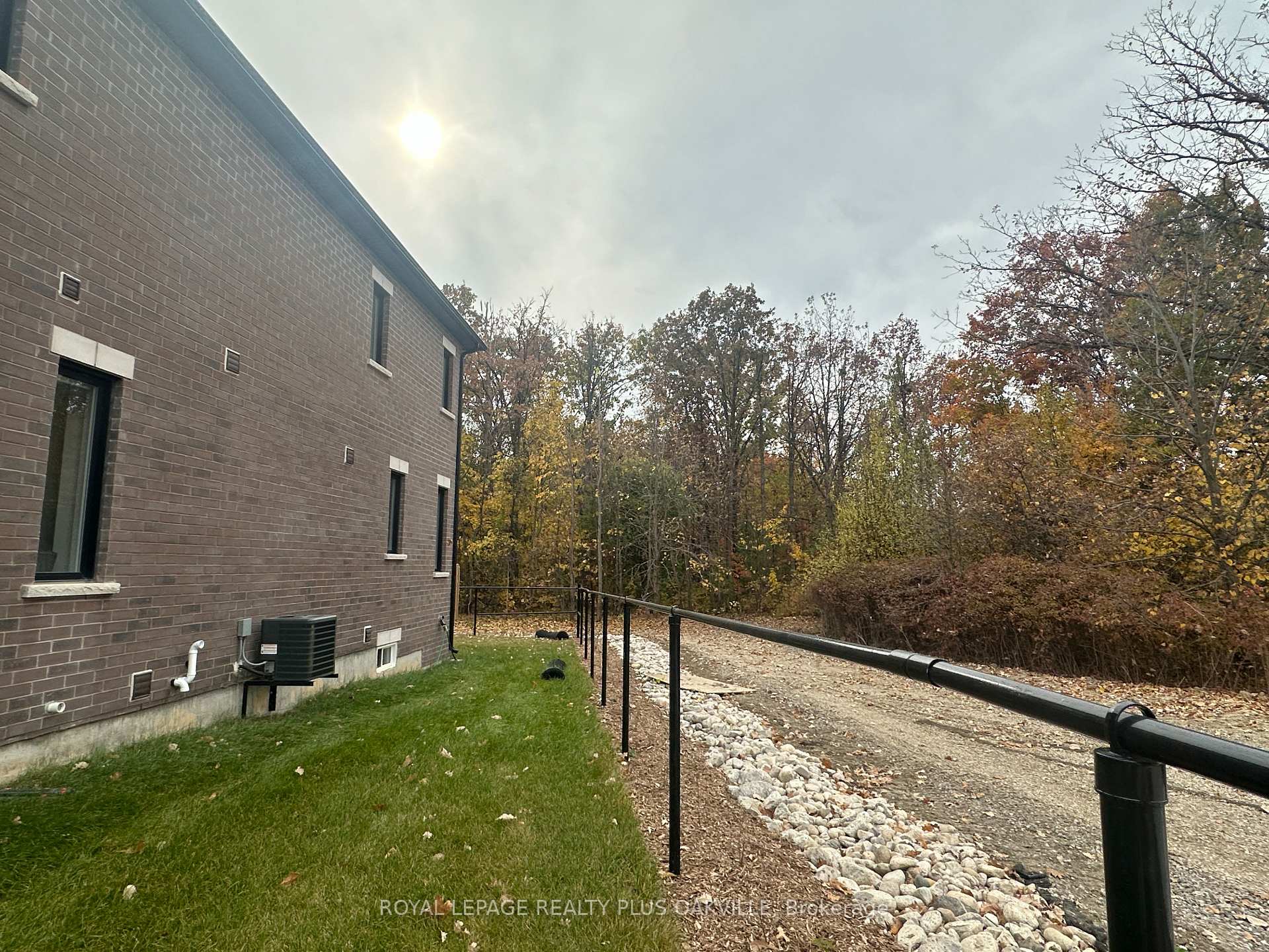 Photo 3 of 1430 Rose Way, Milton, Cobban — HOMEH