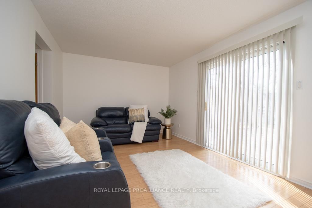 Photo 4 of 1635 Applewood Crescent, Peterborough, Monaghan Ward 2 — HOMEH