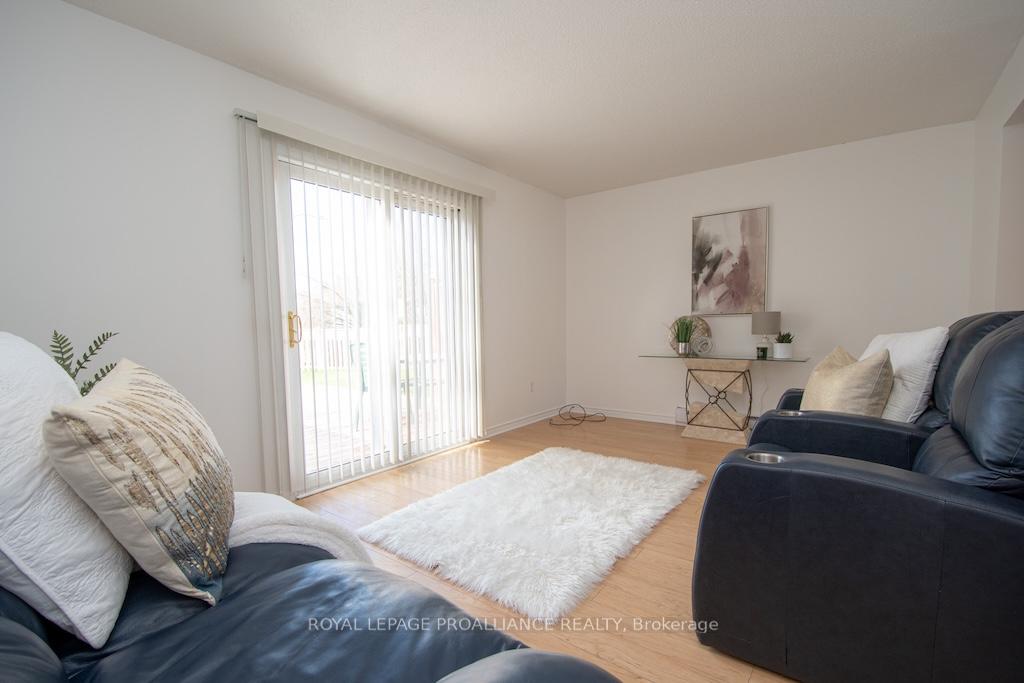 Photo 6 of 1635 Applewood Crescent, Peterborough, Monaghan Ward 2 — HOMEH