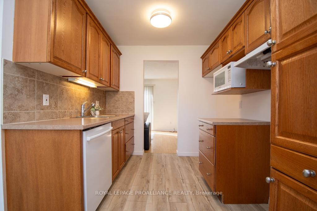Photo 10 of 1635 Applewood Crescent, Peterborough, Monaghan Ward 2 — HOMEH