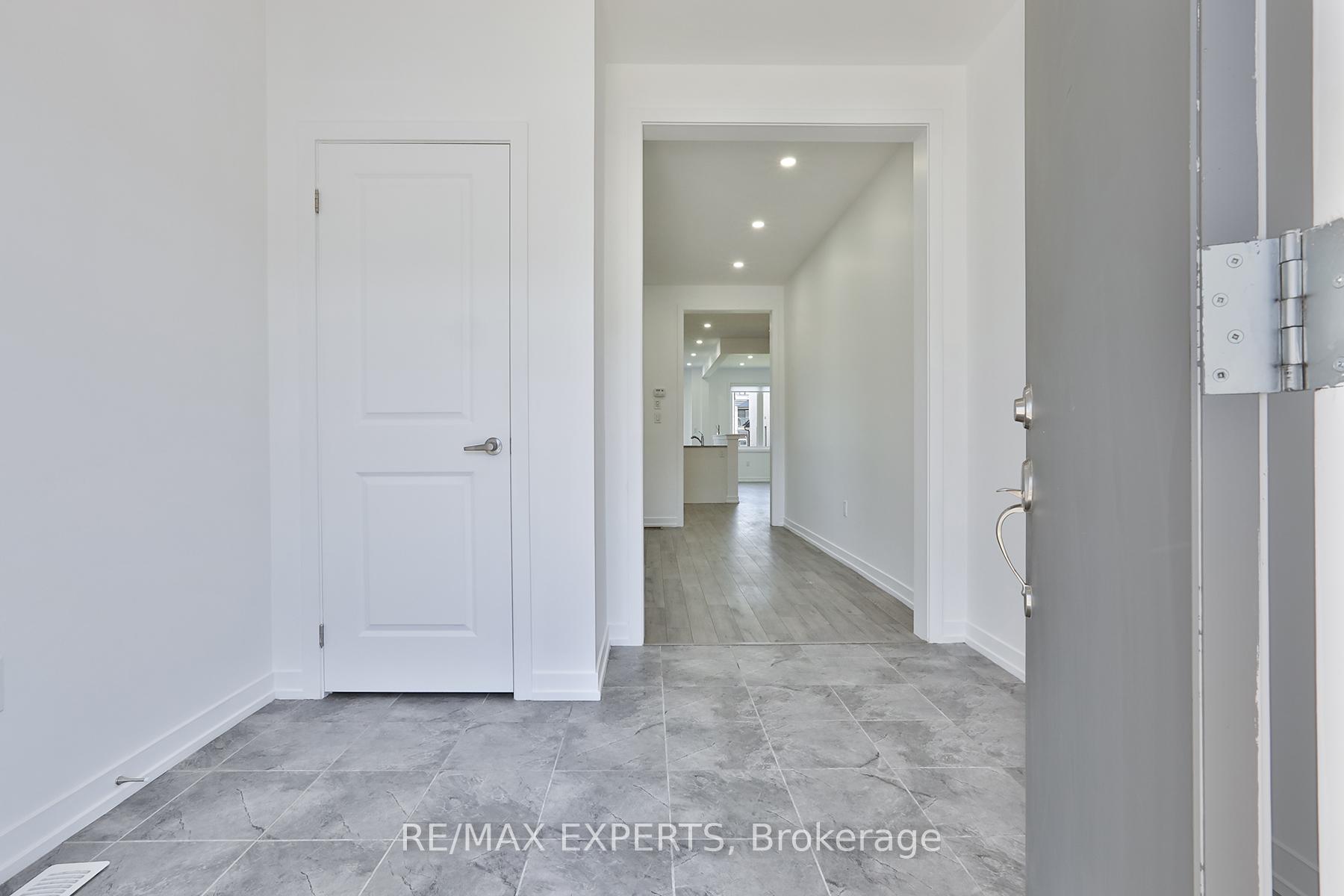 Photo 3 of 1541 Rose Way, Milton, Cobban — HOMEH