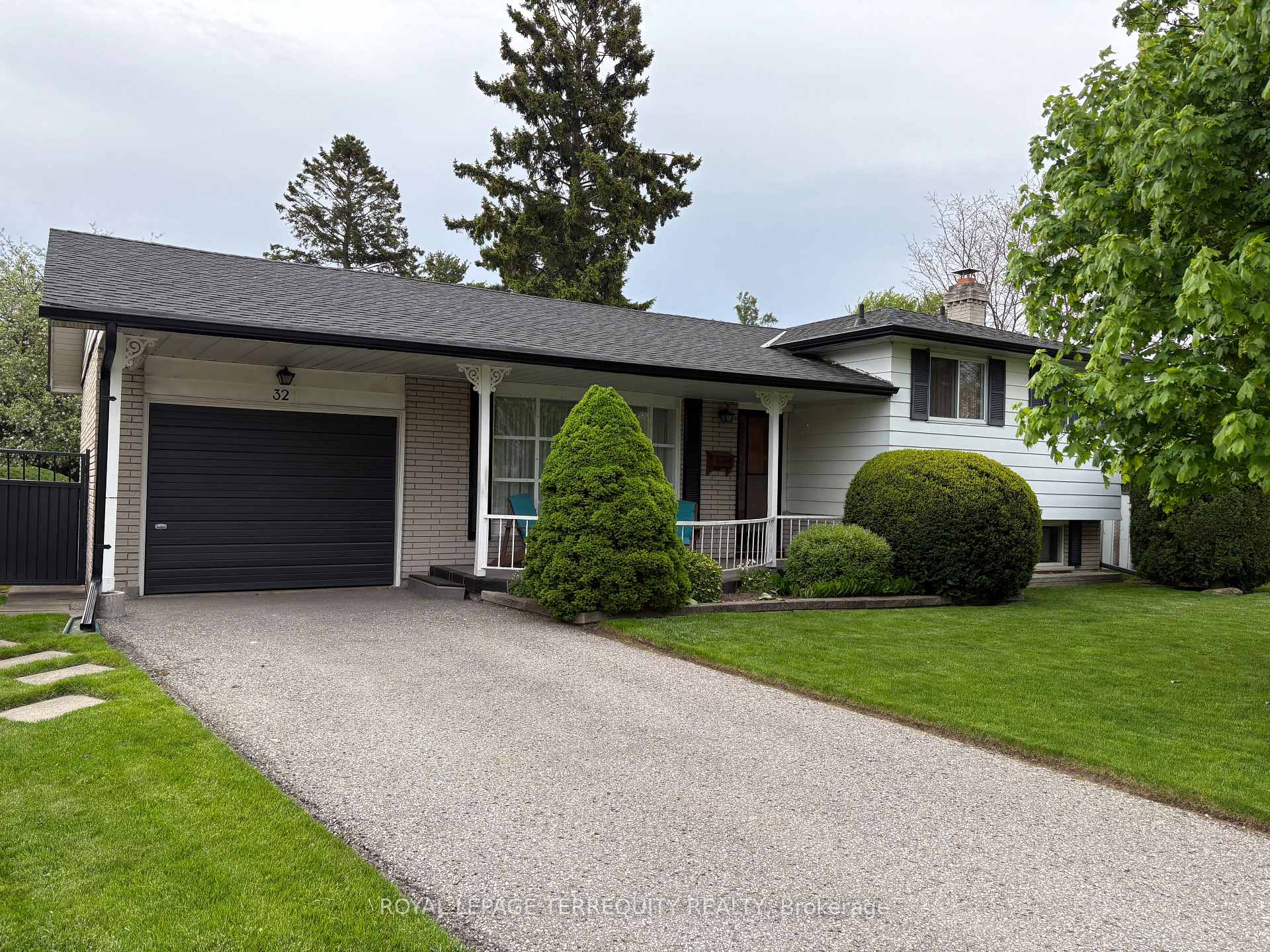 Photo 2 of 32 O'Dell Court, Ajax, South East — HOMEH