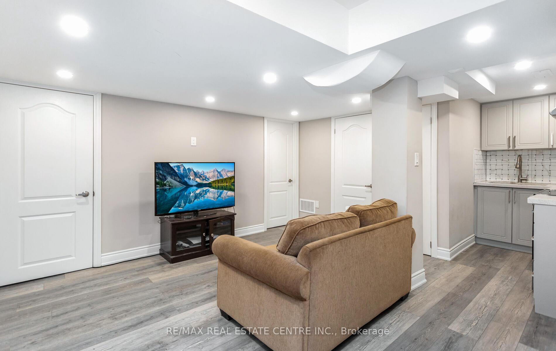 Photo 32 of 949 logan Drive, Milton, Cobban — HOMEH