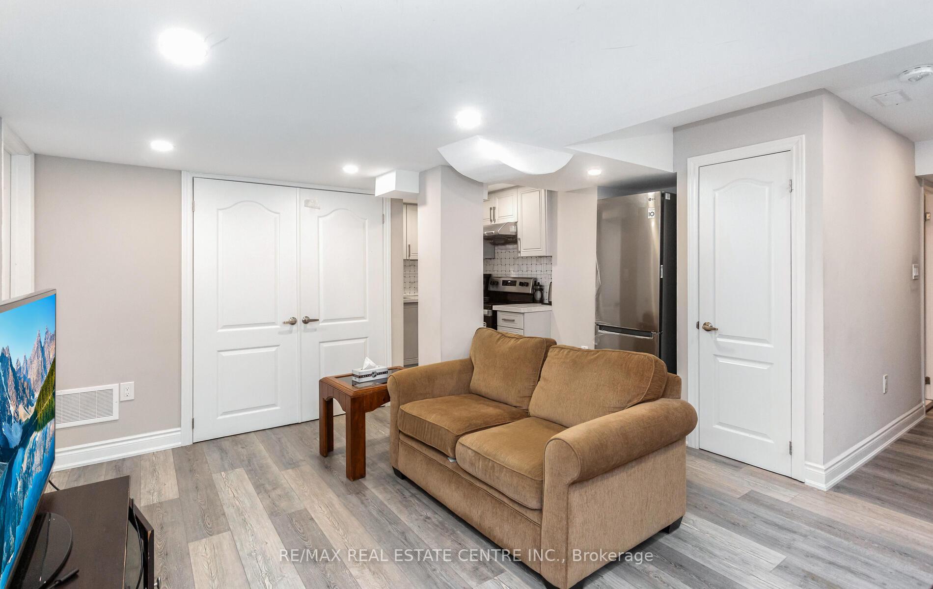 Photo 33 of 949 logan Drive, Milton, Cobban — HOMEH