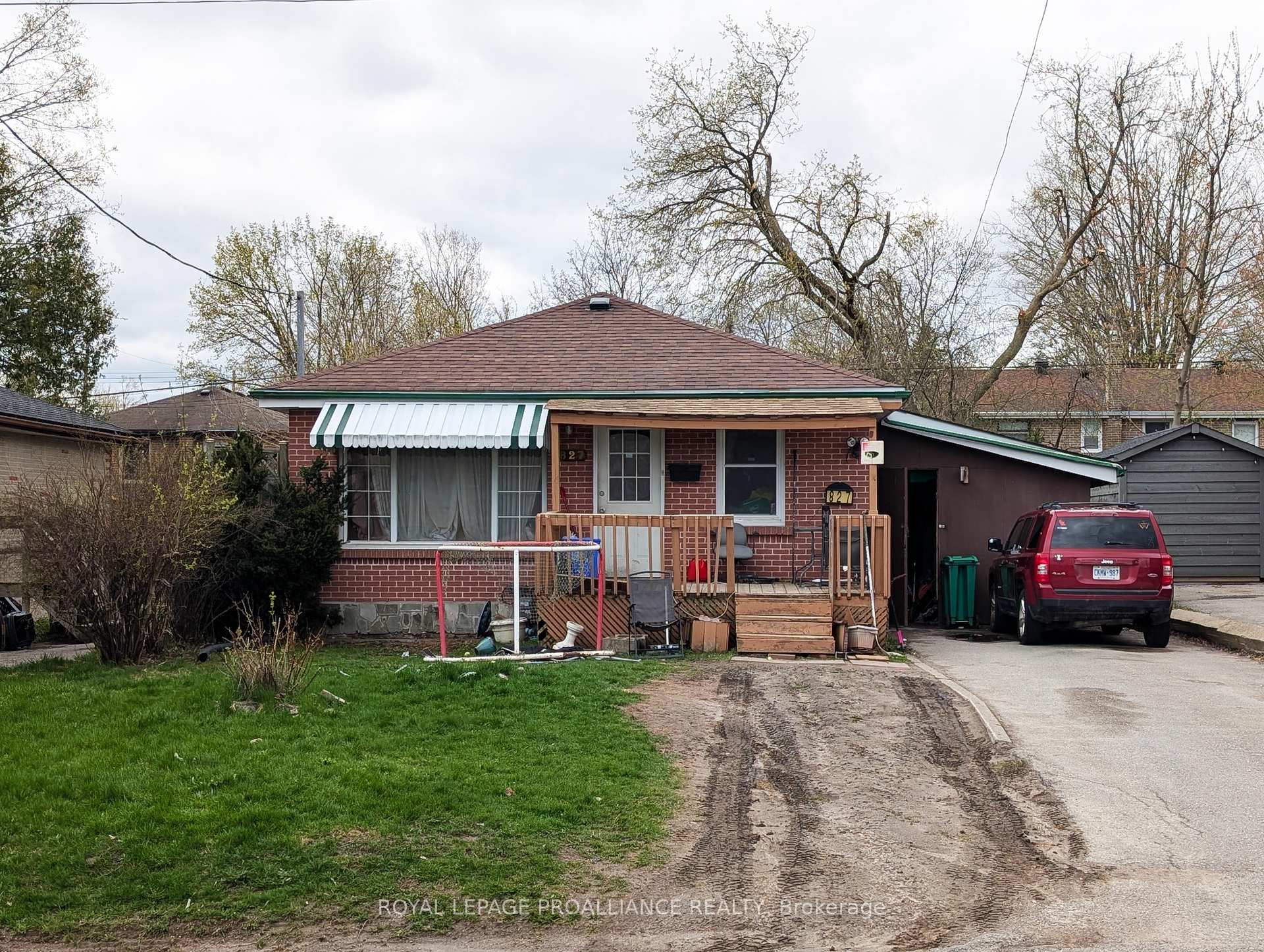 Photo 1 of 827 Brookdale Crescent, Peterborough, Northcrest Ward 5 — HOMEH