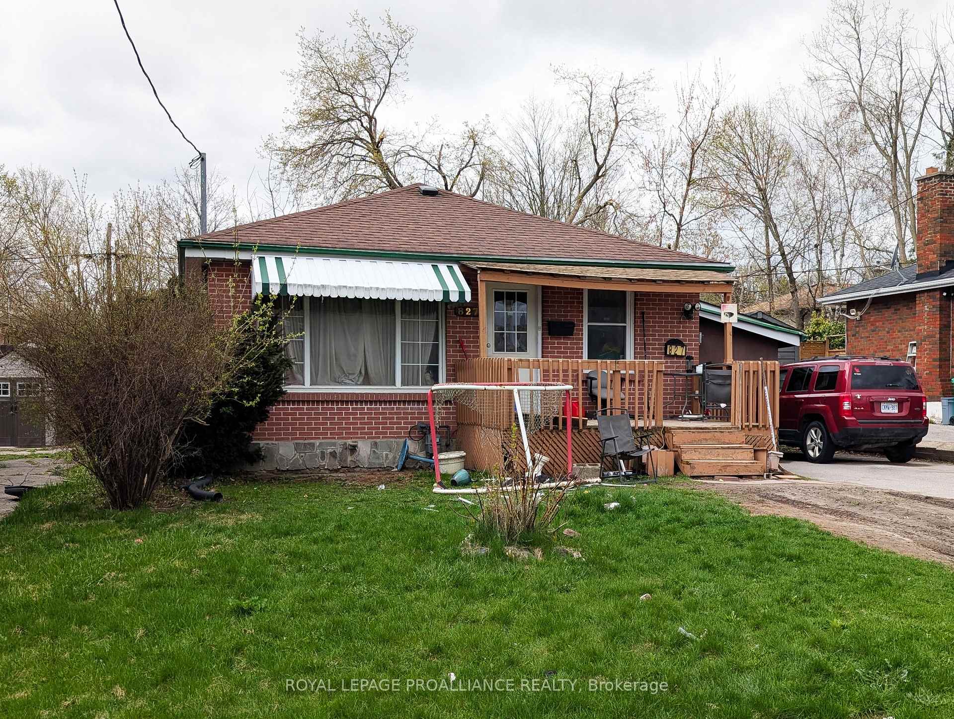 Photo 2 of 827 Brookdale Crescent, Peterborough, Northcrest Ward 5 — HOMEH