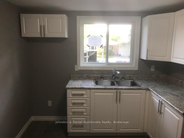 Photo 3 of 28 Grove Street E, Barrie, Wellington — HOMEH