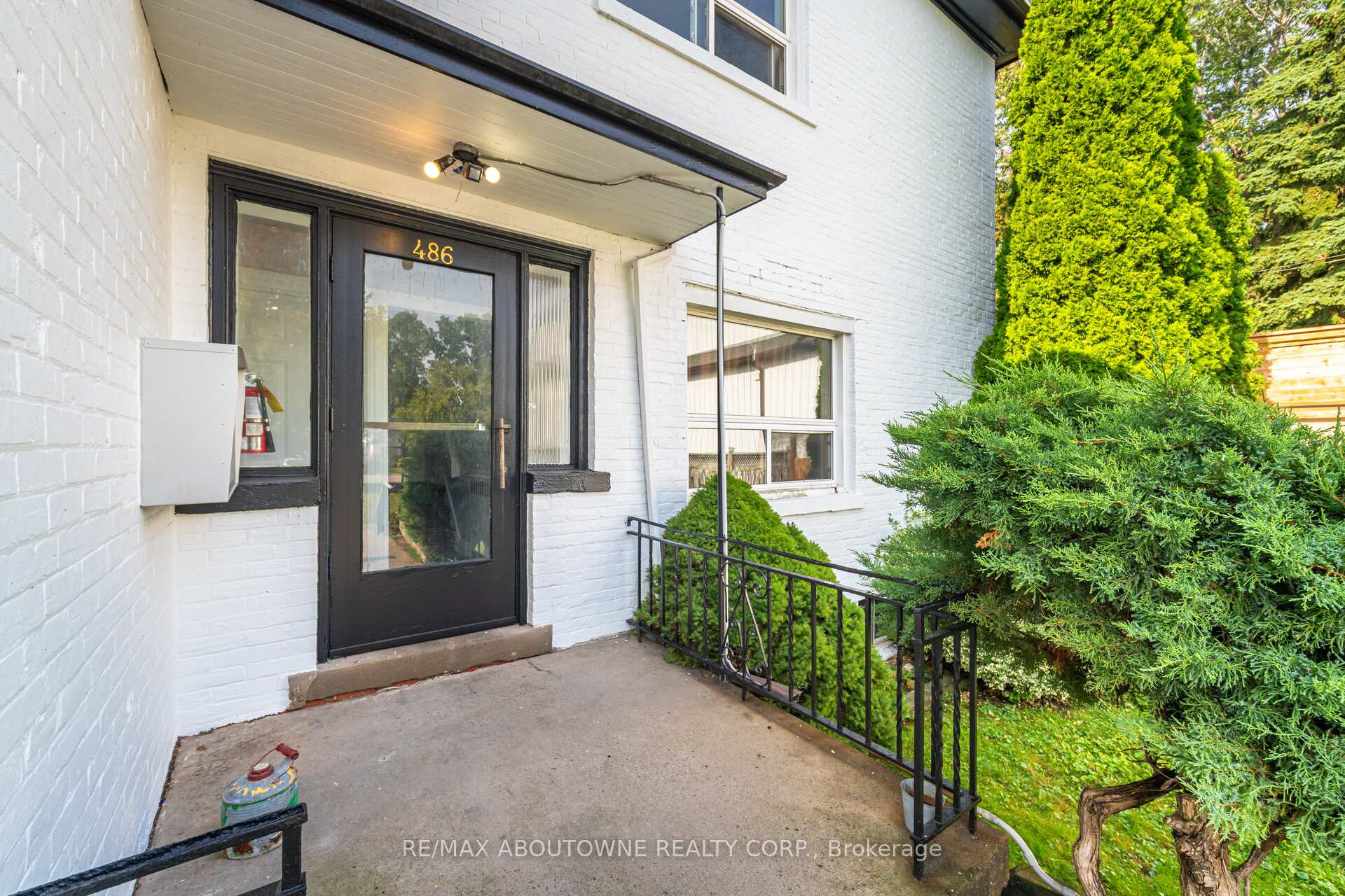 Front of Unit 3, 486 Holtby Avenue