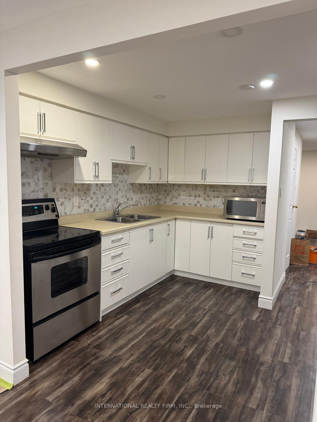 Photo 10 of Unit Basement, 141 Kemano Road, Aurora, Aurora Heights — HOMEH