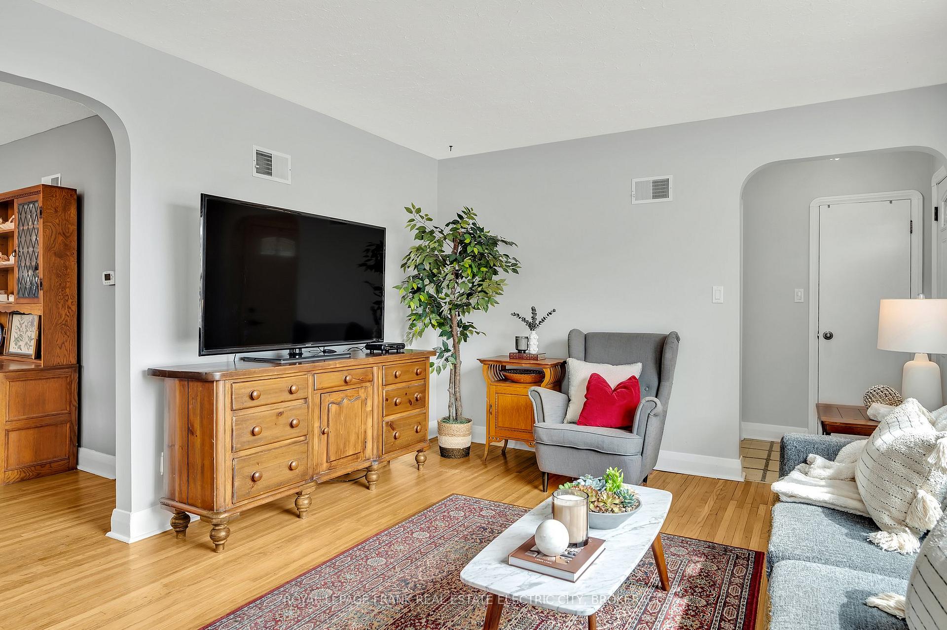 Photo 6 of 650 Sherbrooke Street, Peterborough, Town Ward 3 — HOMEH