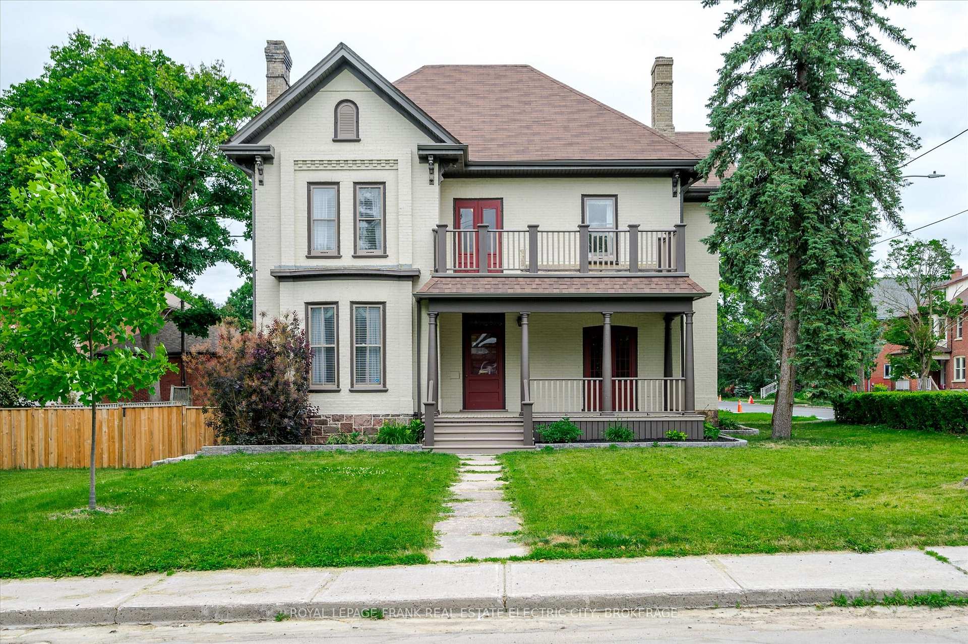 Front of 452 Hunter Street W
