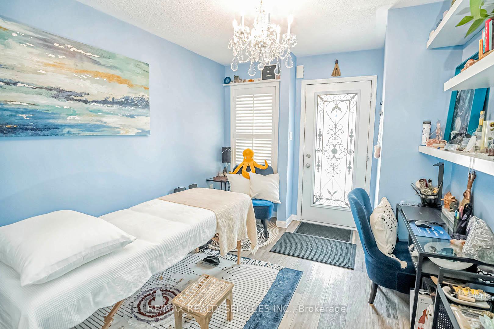 Photo 3 of 923 Sprague Place, Milton, Coates — HOMEH