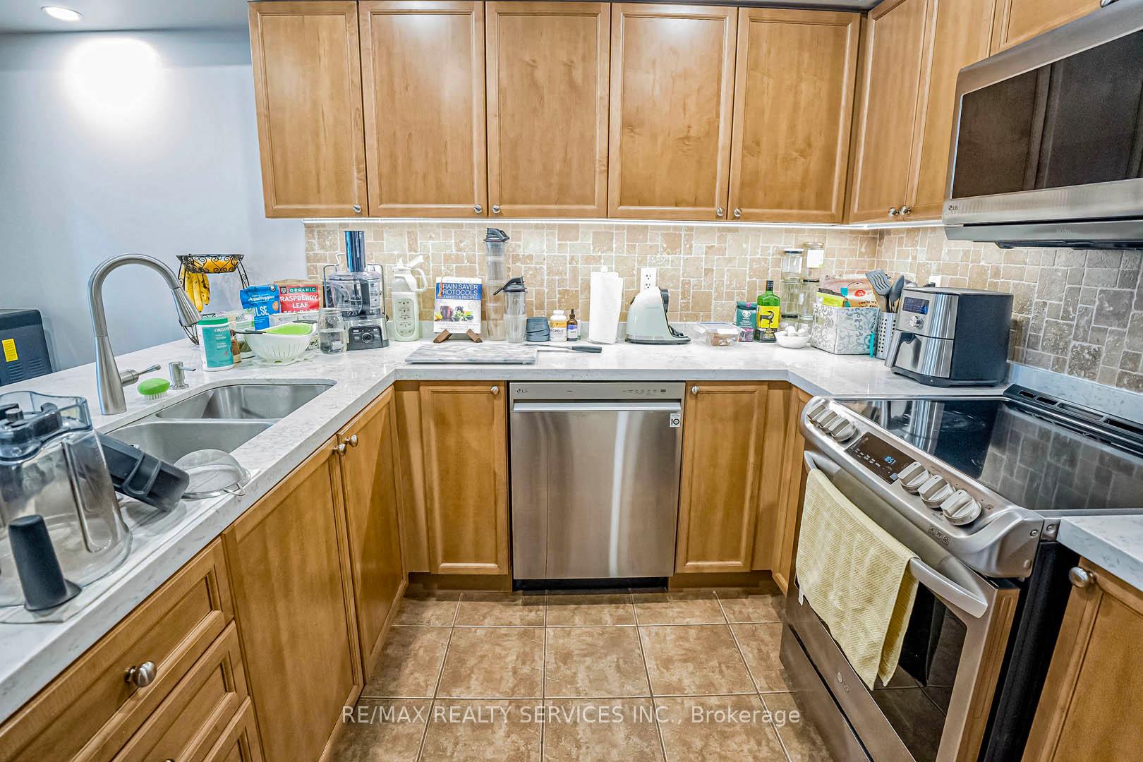 Photo 14 of 923 Sprague Place, Milton, Coates — HOMEH