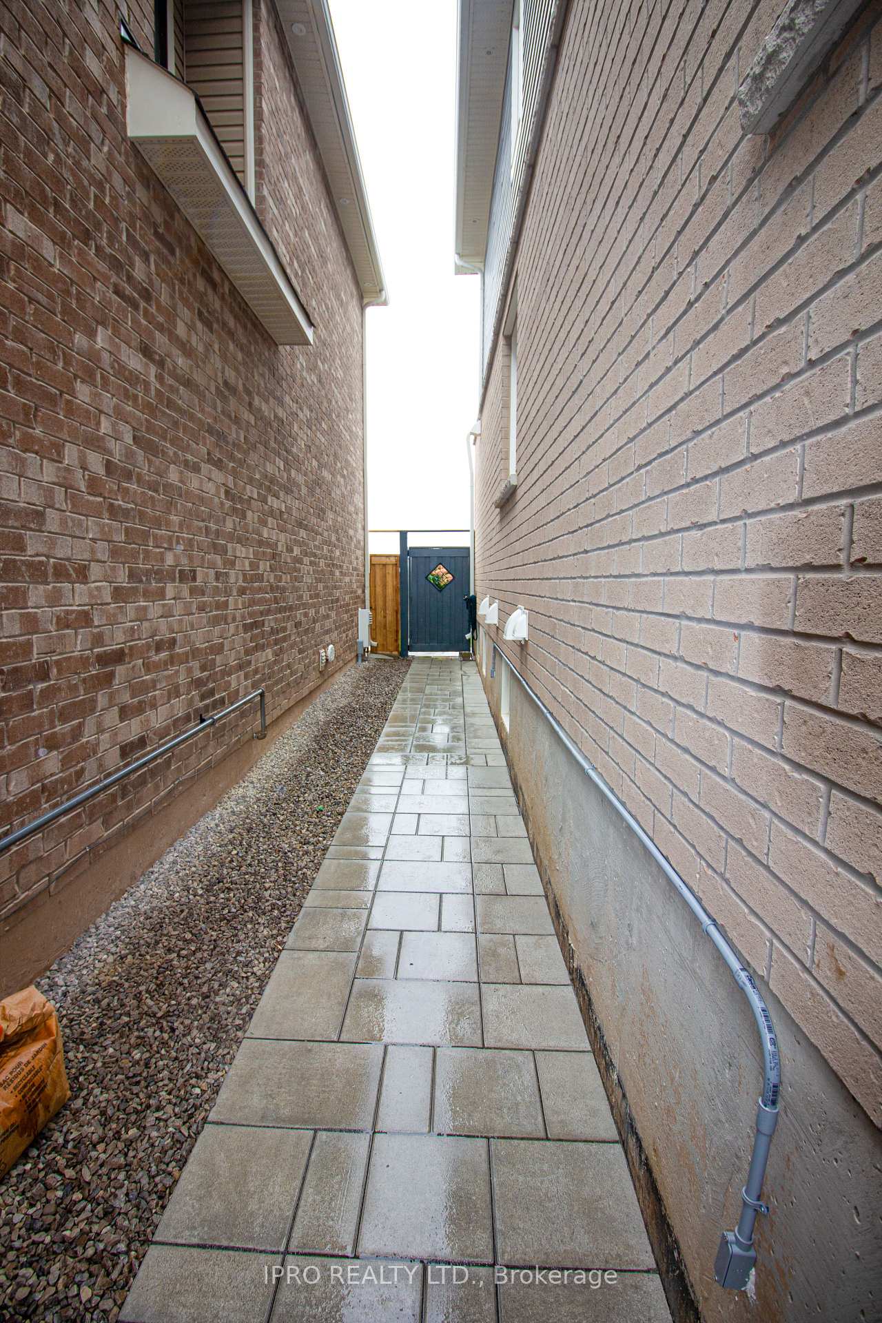 Photo 5 of 813 Aspen Terrace, Milton, Cobban — HOMEH