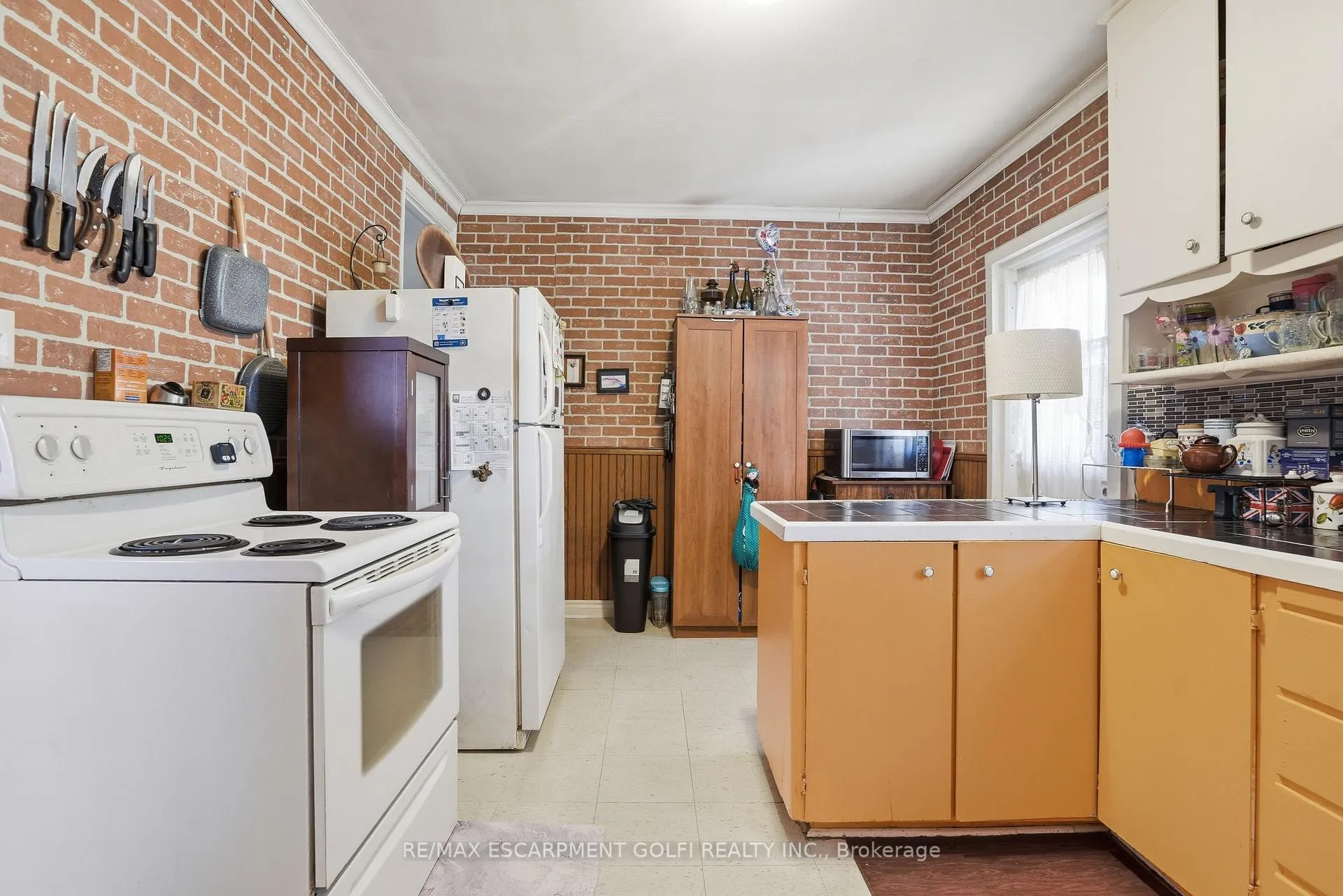 Photo 8 of 34 Vine Street S, St. Catharines, E. Chester — HOMEH