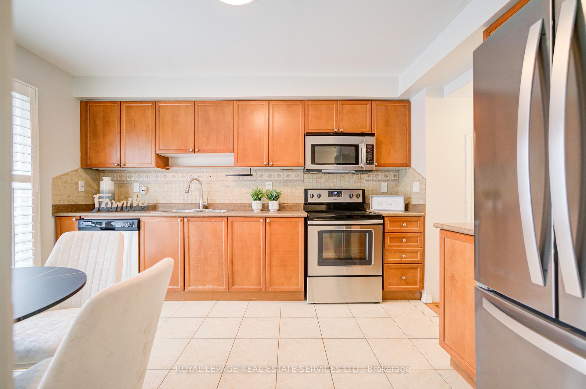 Photo 13 of 852 Gifford Crescent, Milton, Coates — HOMEH