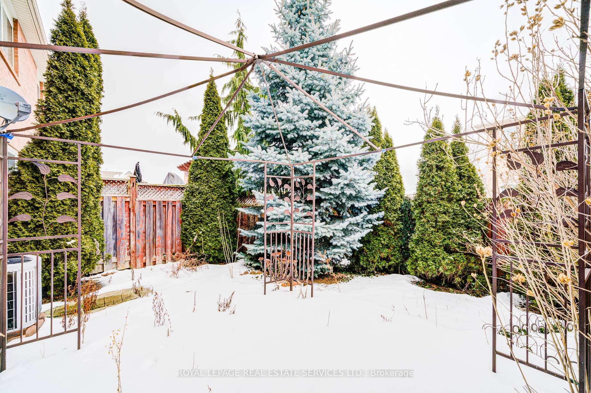 Photo 35 of 852 Gifford Crescent, Milton, Coates — HOMEH