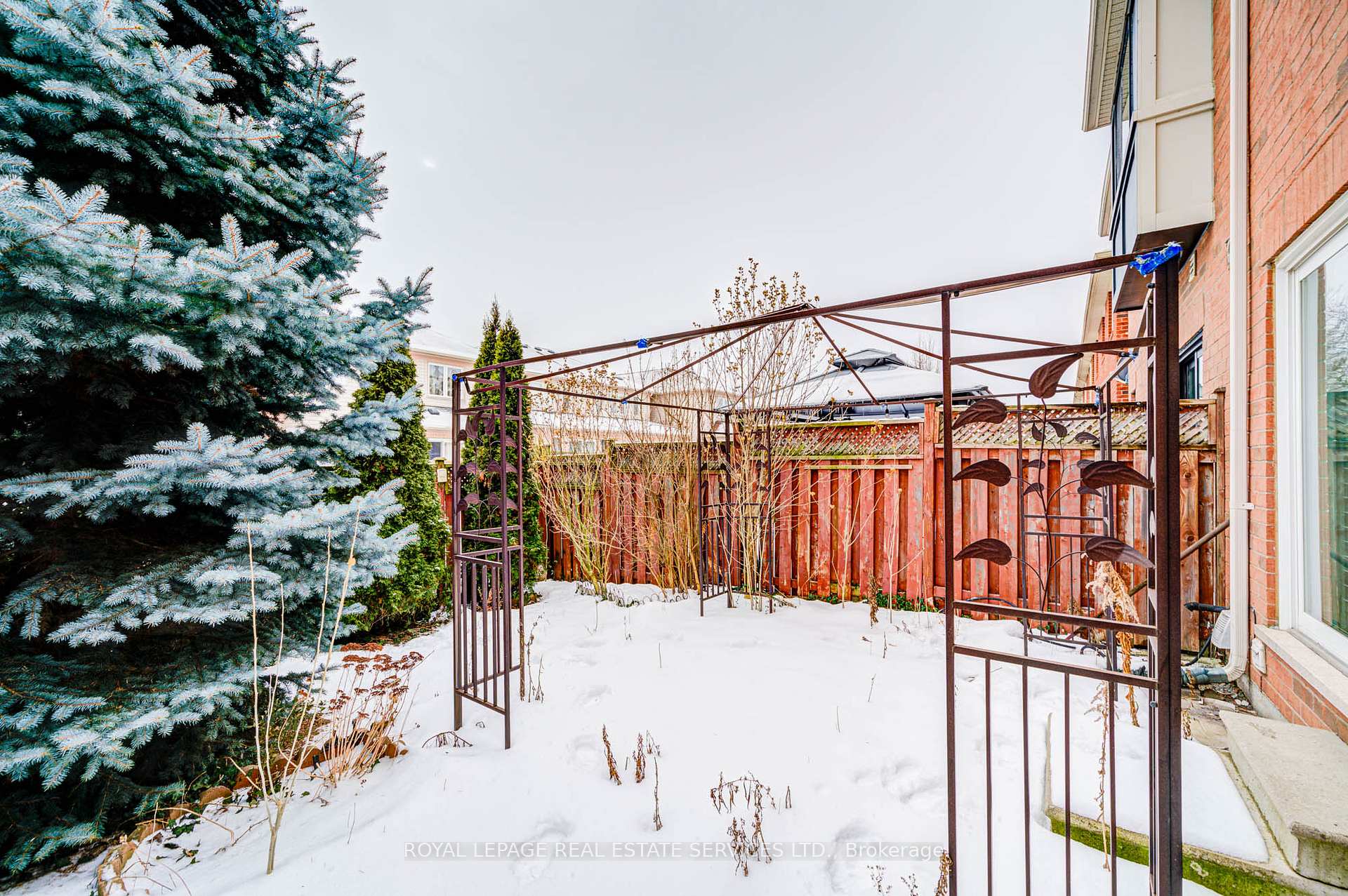 Photo 36 of 852 Gifford Crescent, Milton, Coates — HOMEH