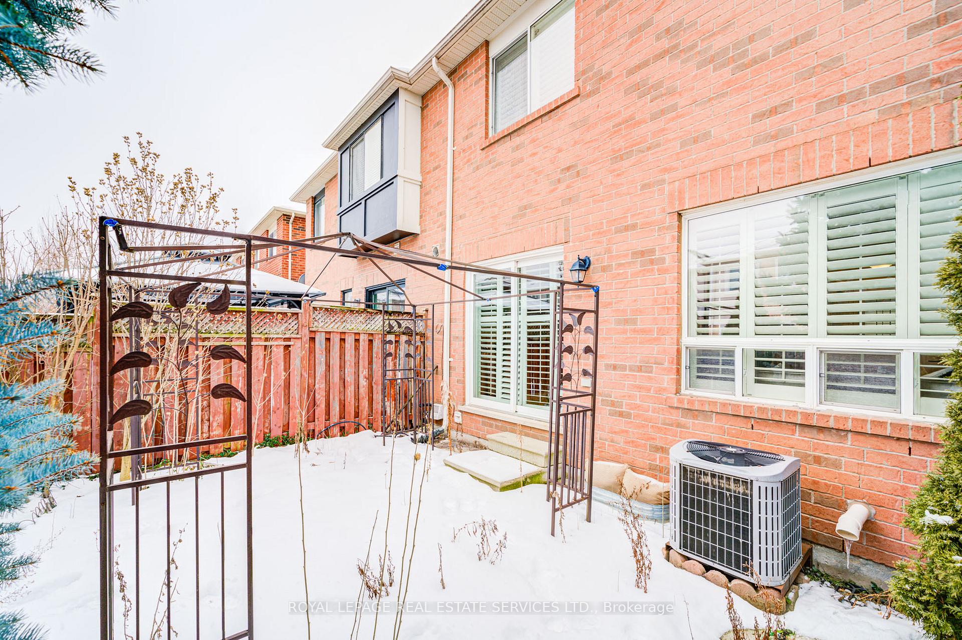 Photo 37 of 852 Gifford Crescent, Milton, Coates — HOMEH