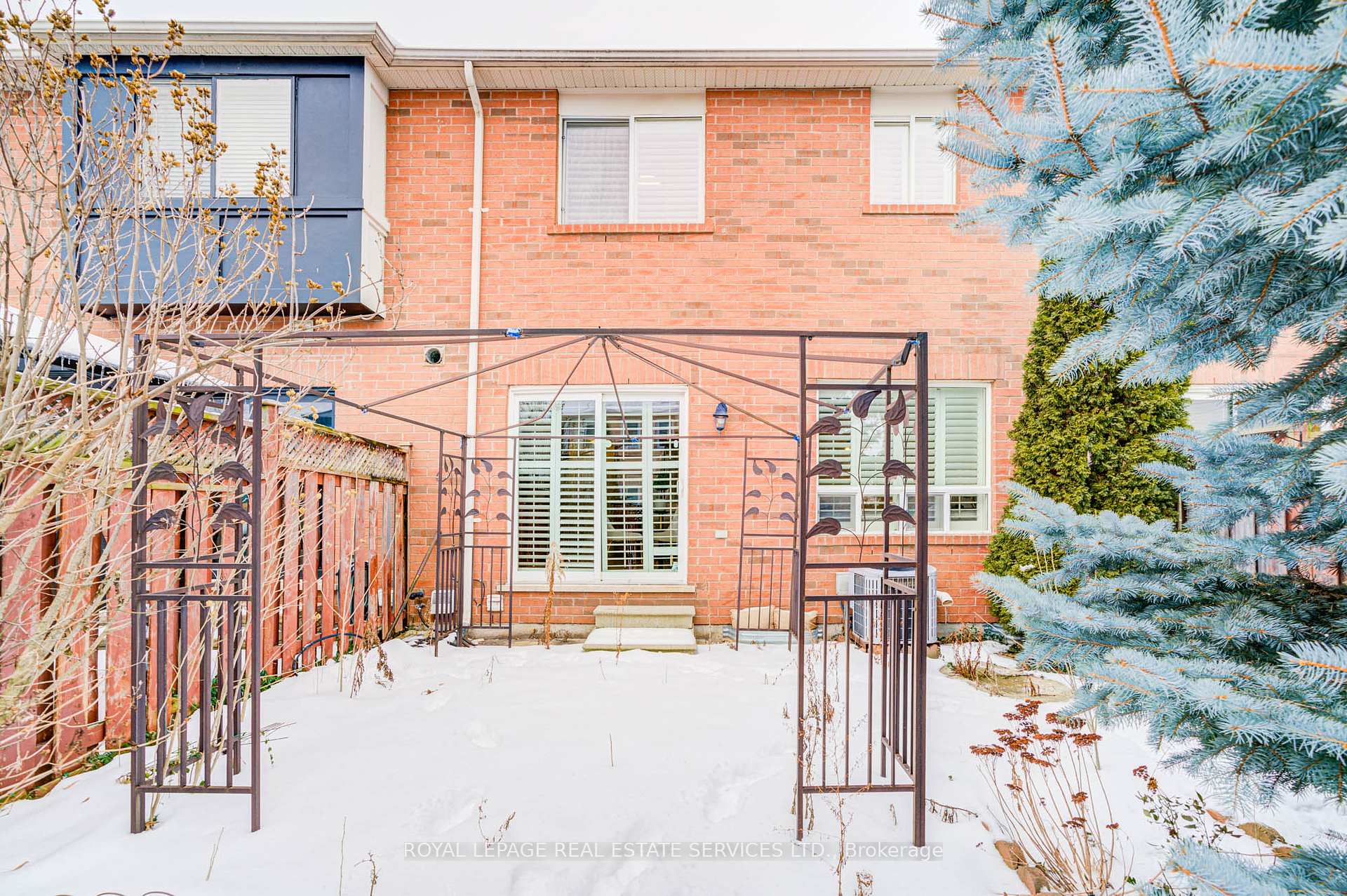 Photo 38 of 852 Gifford Crescent, Milton, Coates — HOMEH
