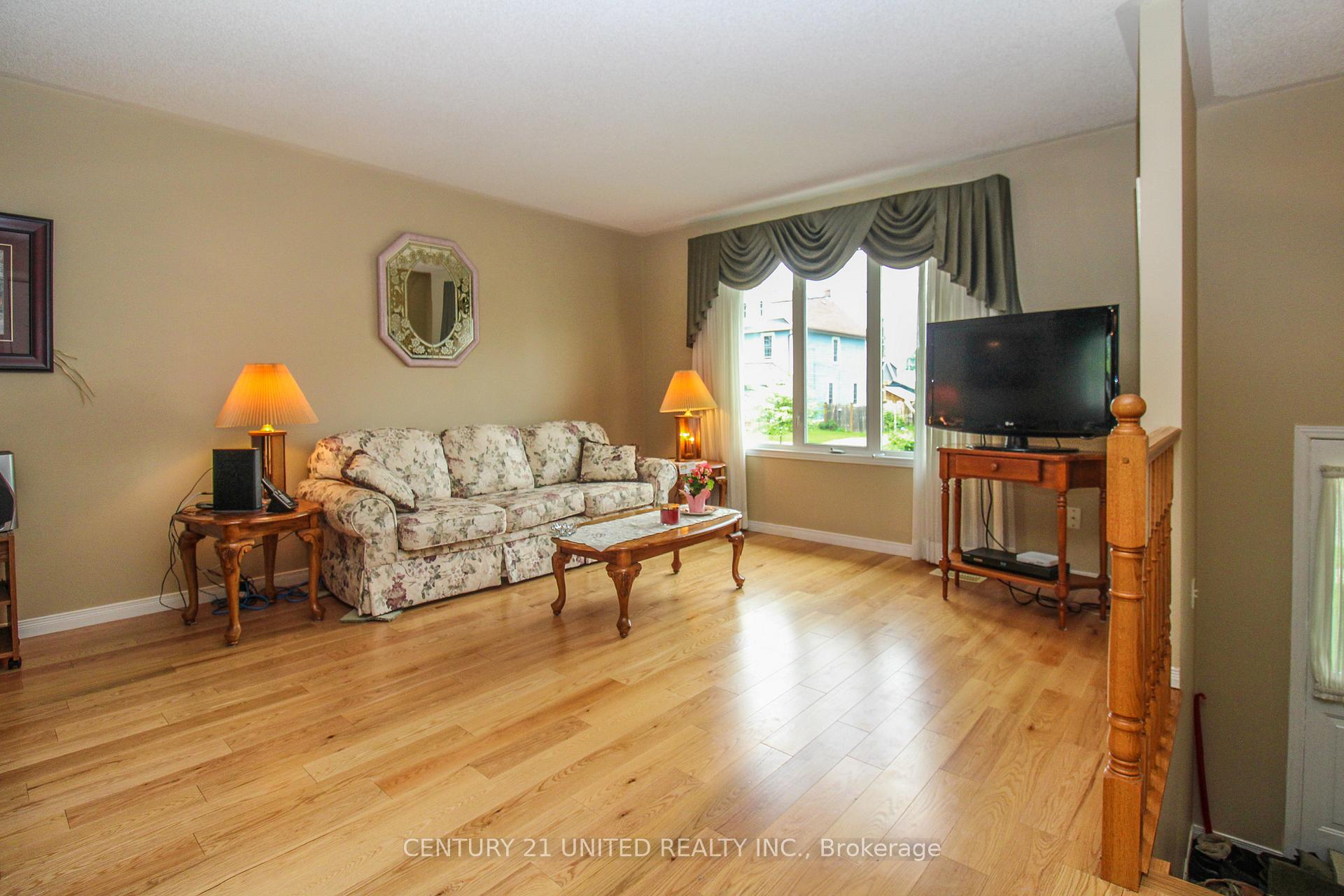 Photo 6 of 449 King George Street, Peterborough, Otonabee Ward 1 — HOMEH