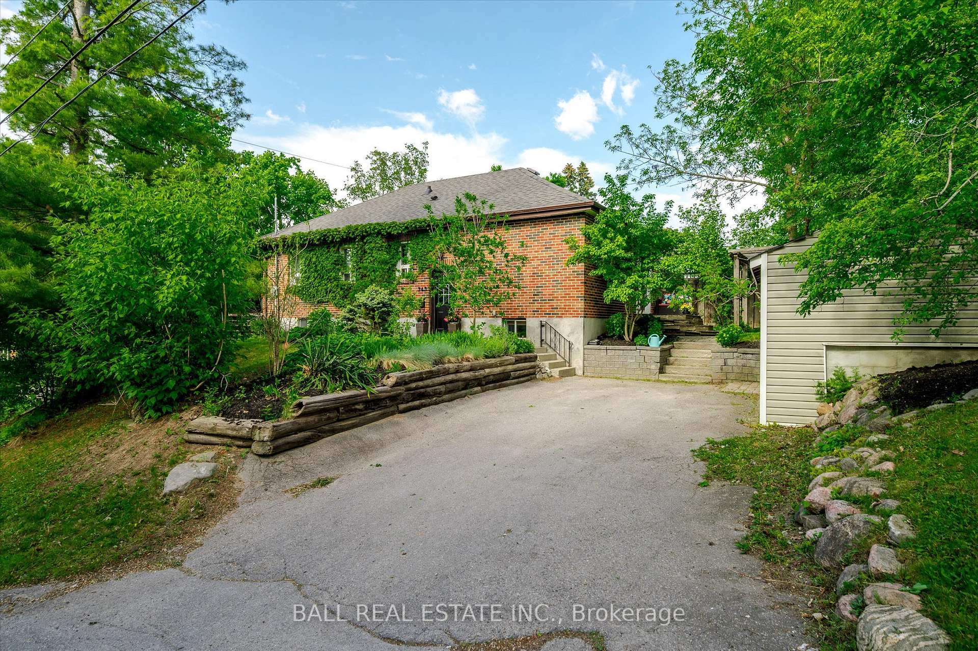 Photo 2 of 343 Euclid Avenue, Peterborough, Ashburnham Ward 4 — HOMEH