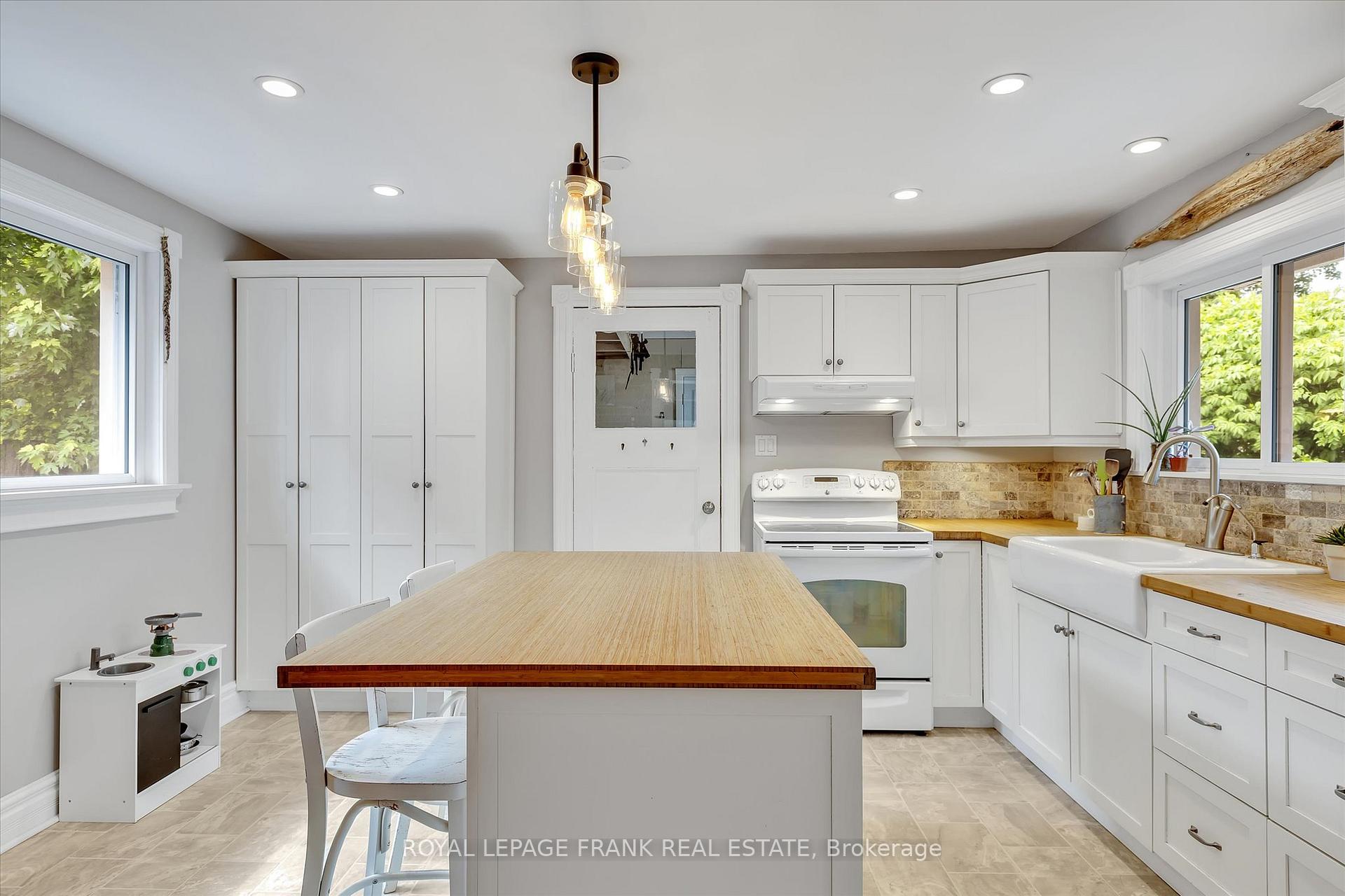 Photo 16 of 224 Munroe Avenue, Peterborough, Ashburnham Ward 4 — HOMEH
