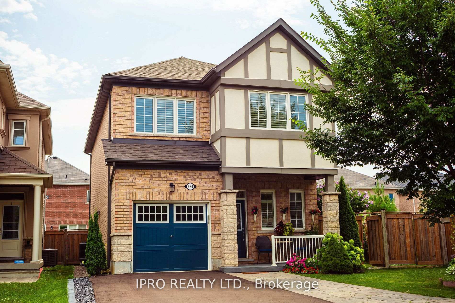 Front of 954 Penson Crescent