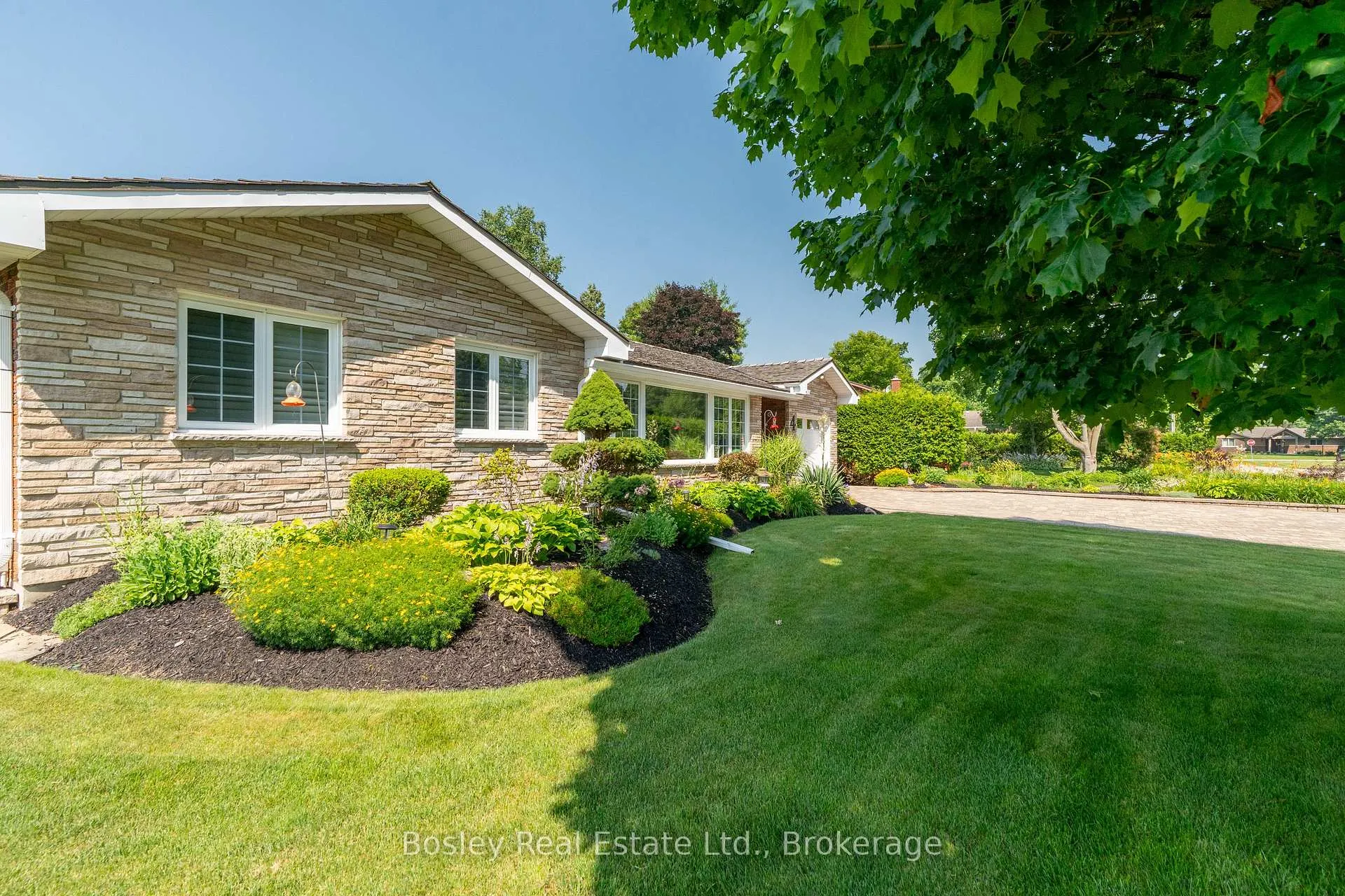 Photo 16 of 4 Colonial Drive, North Dumfries — HOMEH