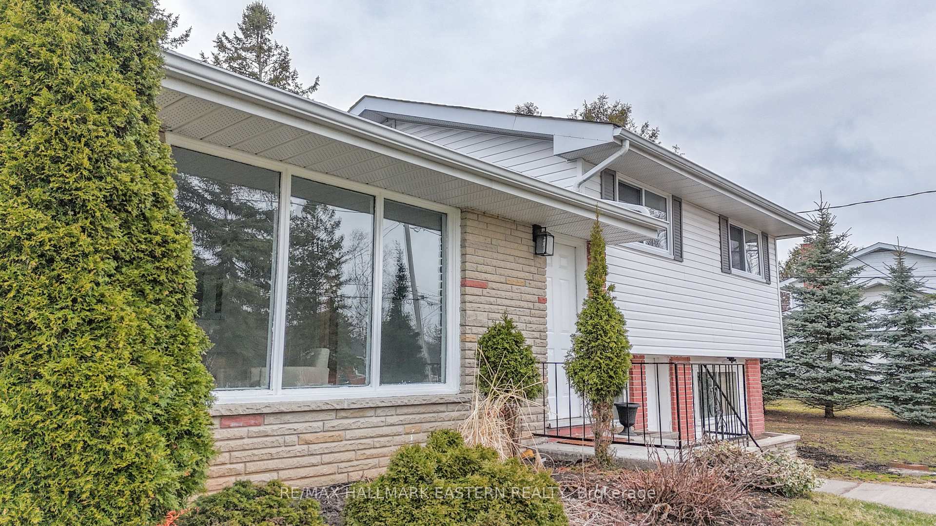 Photo 2 of 204 Hillview Drive, Peterborough, Northcrest Ward 5 — HOMEH