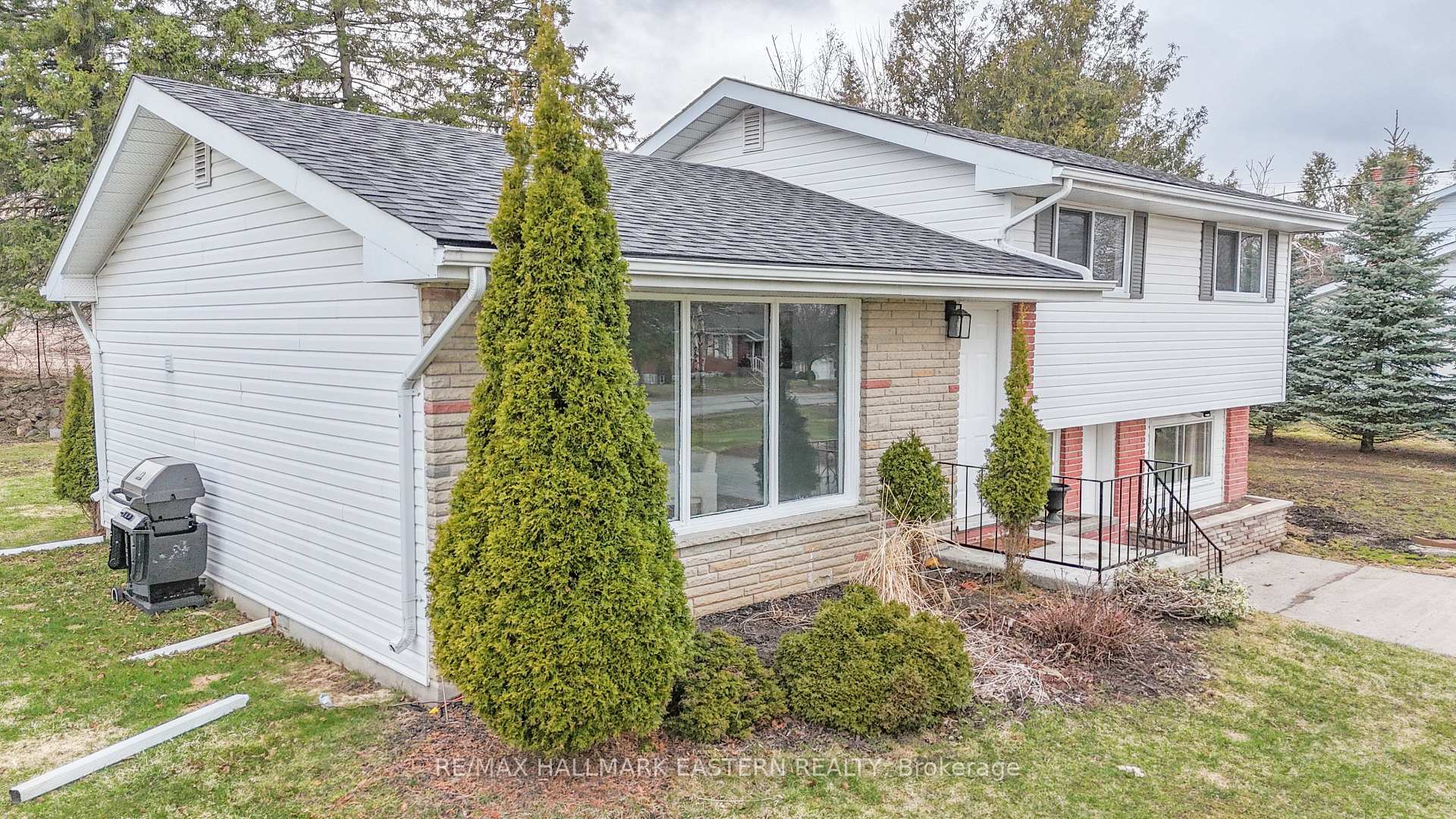 Photo 3 of 204 Hillview Drive, Peterborough, Northcrest Ward 5 — HOMEH