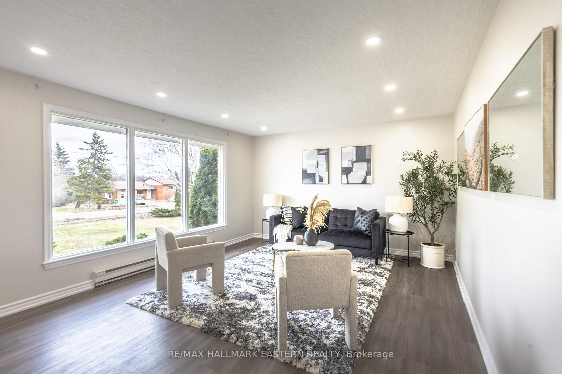 Photo 5 of 204 Hillview Drive, Peterborough, Northcrest Ward 5 — HOMEH