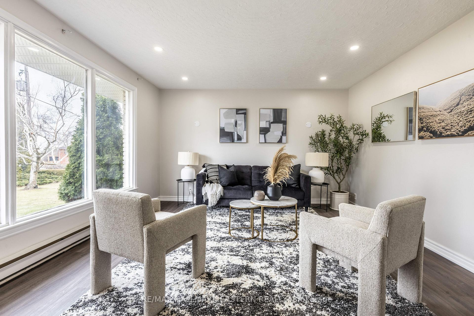 Photo 6 of 204 Hillview Drive, Peterborough, Northcrest Ward 5 — HOMEH
