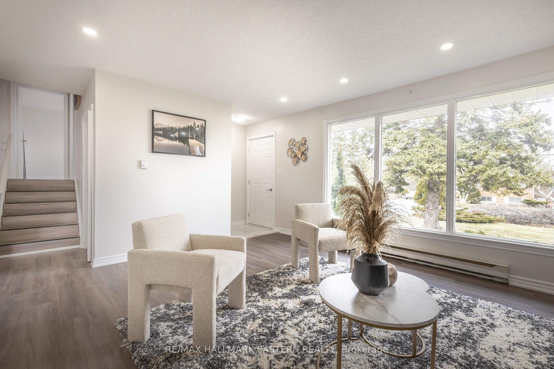 Photo 8 of 204 Hillview Drive, Peterborough, Northcrest Ward 5 — HOMEH