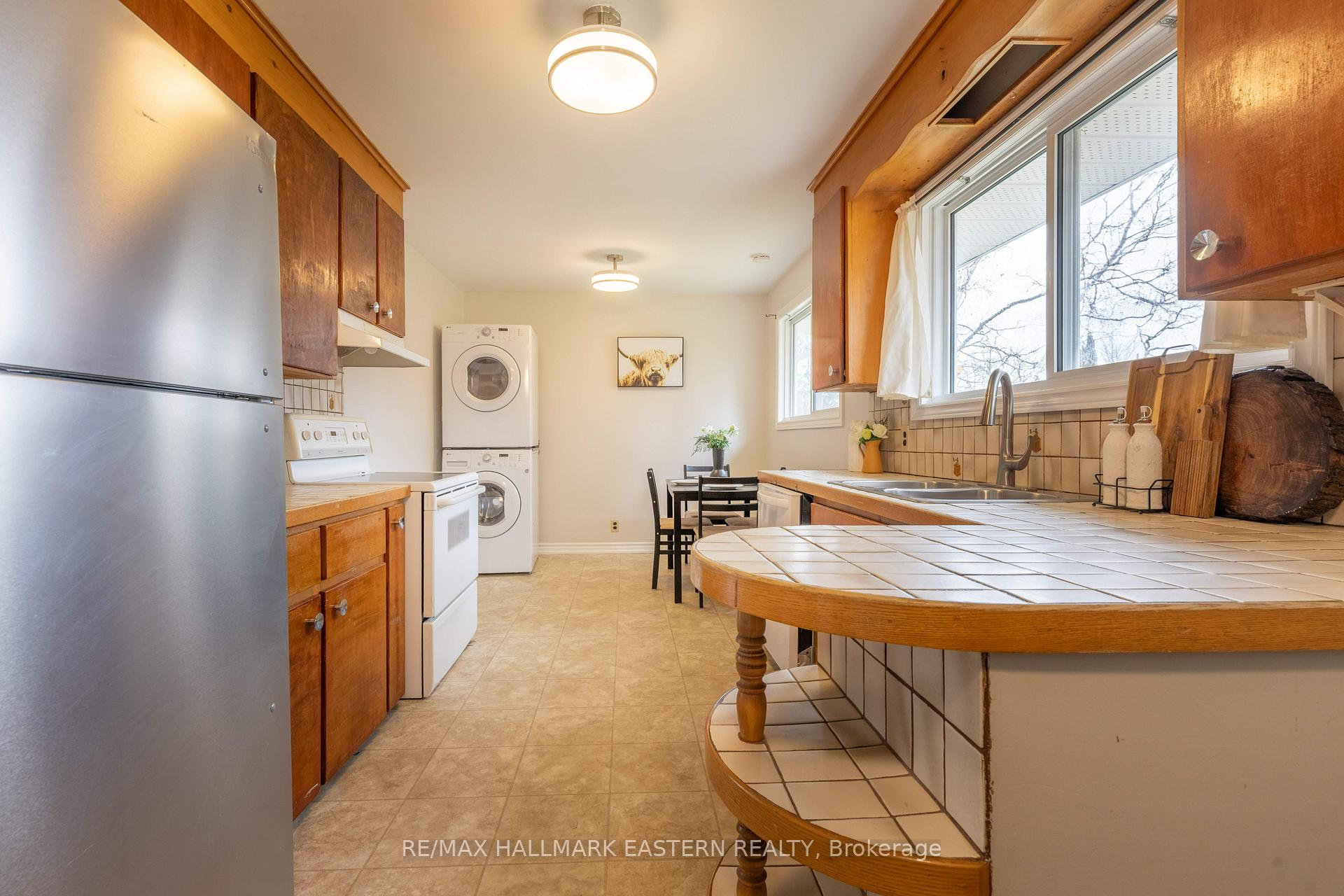 Photo 11 of 204 Hillview Drive, Peterborough, Northcrest Ward 5 — HOMEH