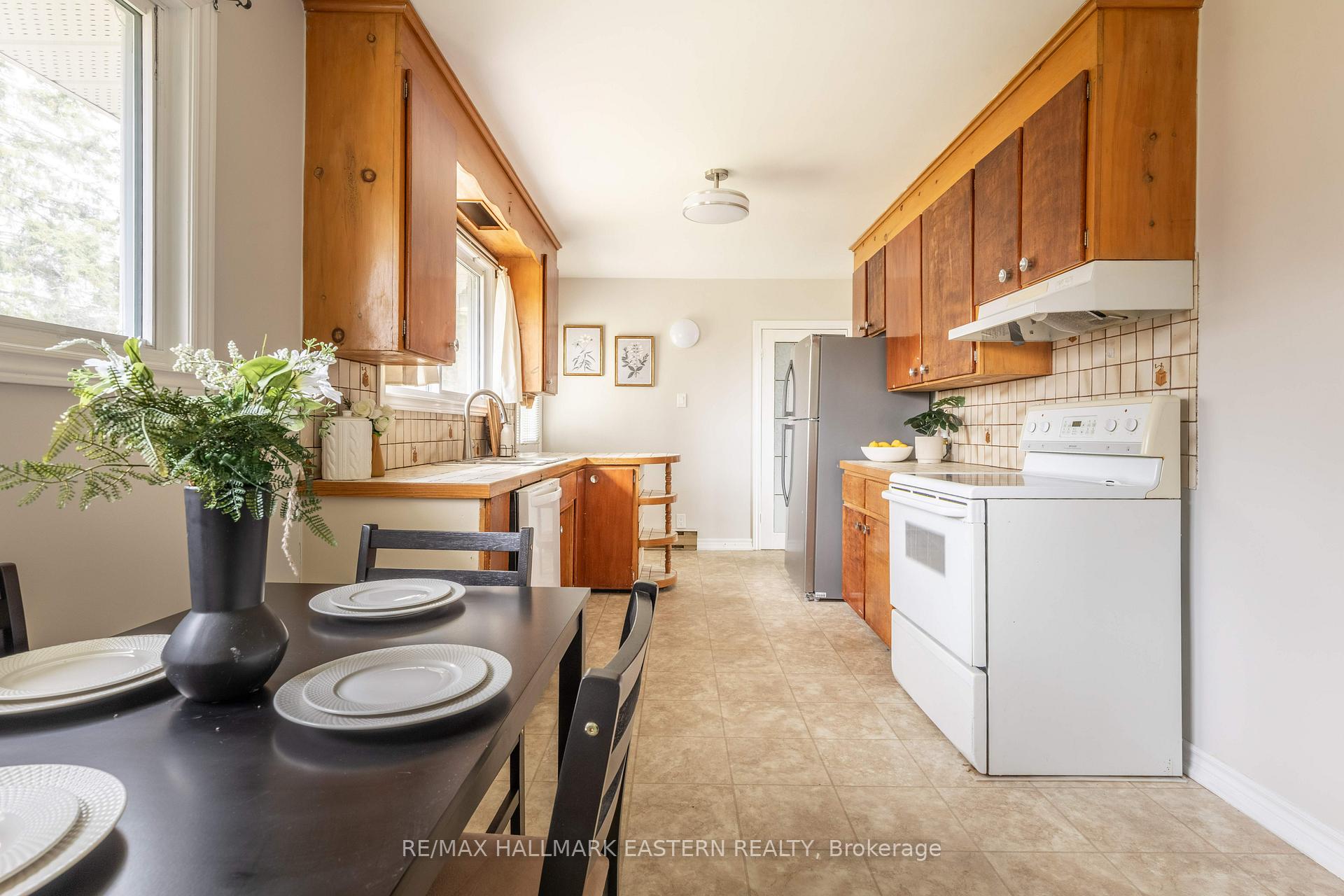 Photo 13 of 204 Hillview Drive, Peterborough, Northcrest Ward 5 — HOMEH