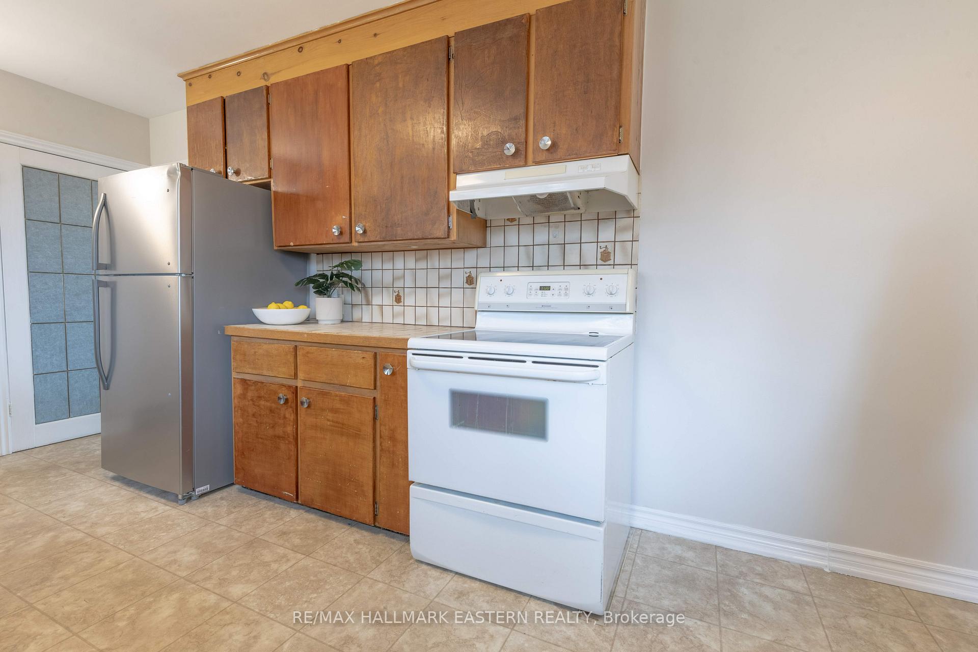Photo 14 of 204 Hillview Drive, Peterborough, Northcrest Ward 5 — HOMEH