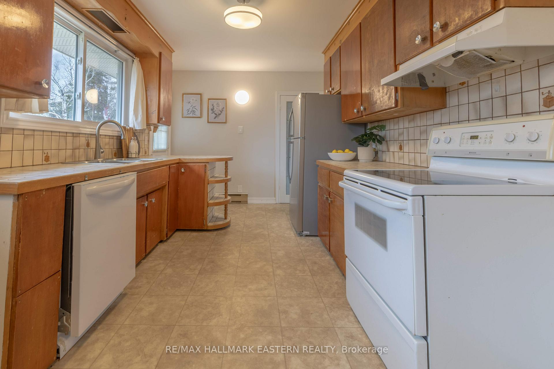 Photo 15 of 204 Hillview Drive, Peterborough, Northcrest Ward 5 — HOMEH