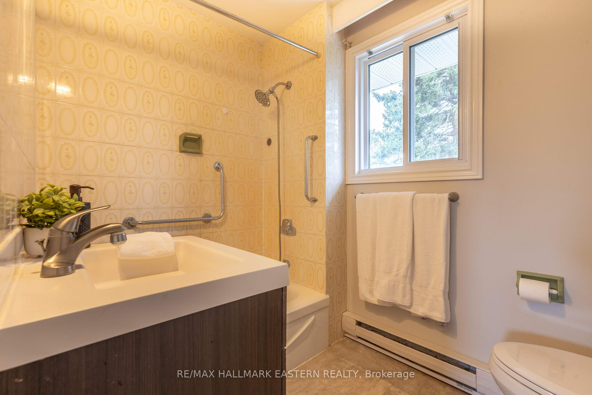Photo 22 of 204 Hillview Drive, Peterborough, Northcrest Ward 5 — HOMEH
