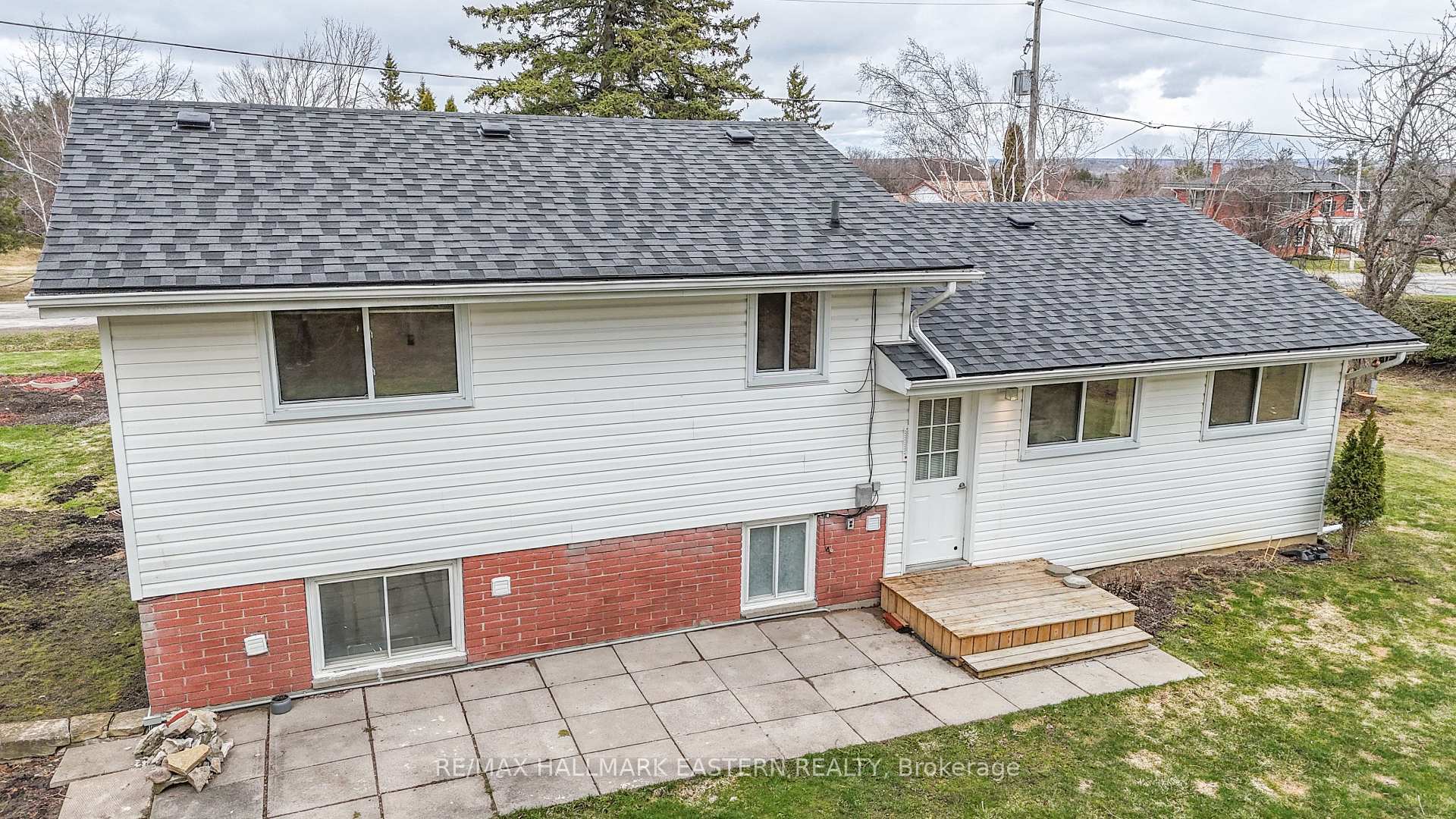 Photo 31 of 204 Hillview Drive, Peterborough, Northcrest Ward 5 — HOMEH
