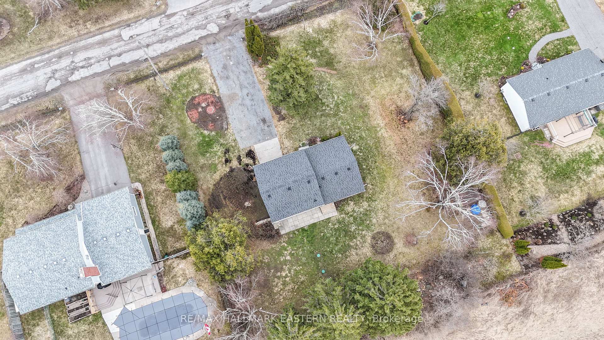 Photo 33 of 204 Hillview Drive, Peterborough, Northcrest Ward 5 — HOMEH