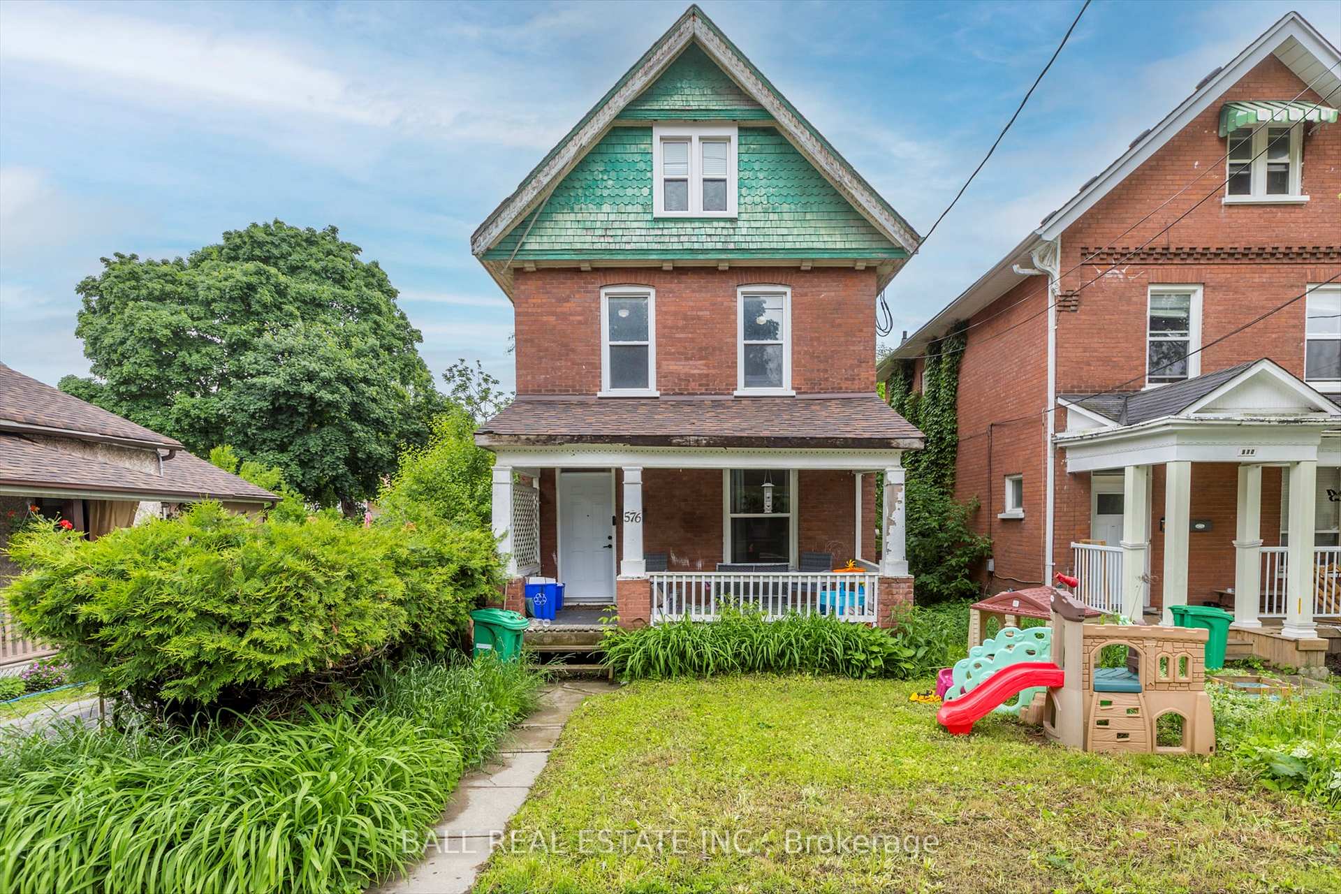 Front of 576 Bethune Street