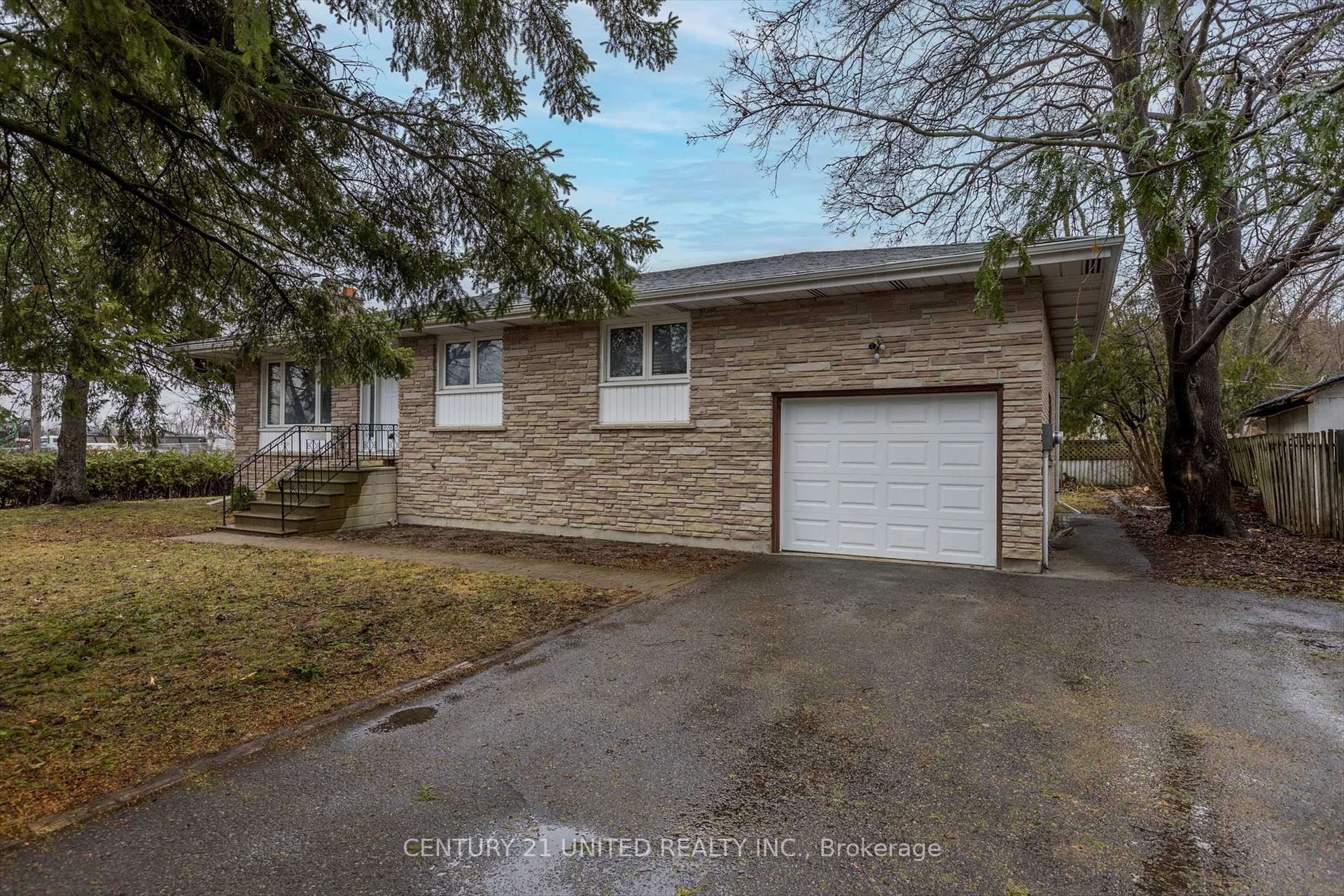 Photo 2 of 686 Corrigan Crescent, Peterborough, Ashburnham Ward 4 — HOMEH