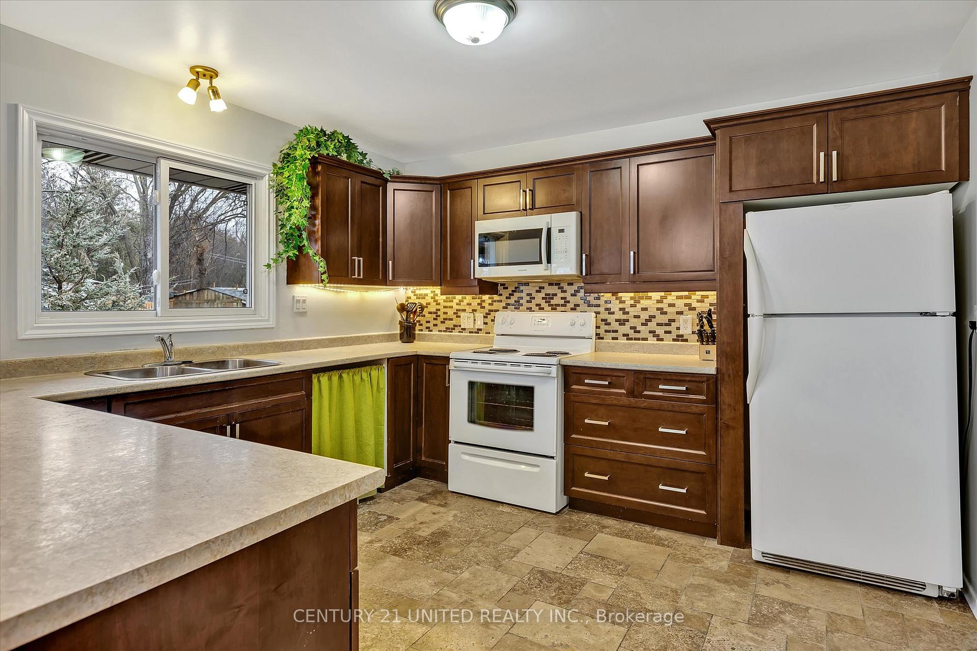 Photo 7 of 686 Corrigan Crescent, Peterborough, Ashburnham Ward 4 — HOMEH