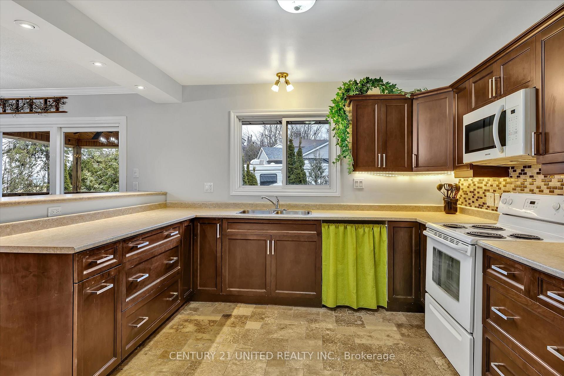 Photo 8 of 686 Corrigan Crescent, Peterborough, Ashburnham Ward 4 — HOMEH