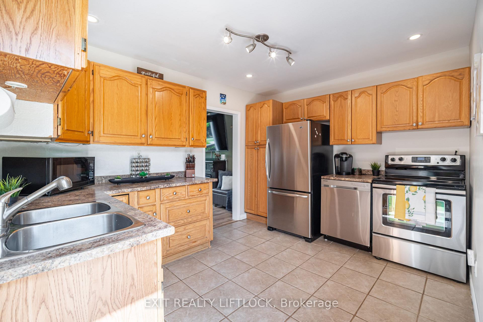 Photo 12 of 925 Ford Street, Peterborough, Otonabee Ward 1 — HOMEH