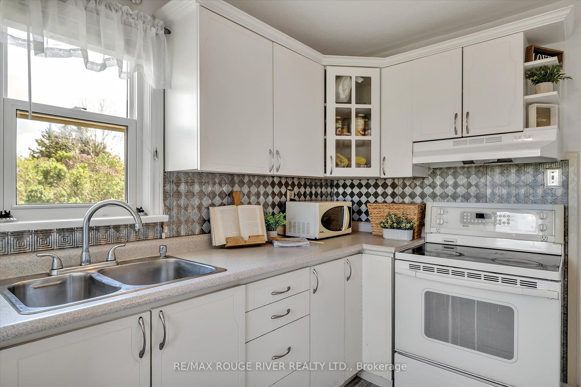Photo 16 of 625 Towerhill Road, Peterborough, Northcrest Ward 5 — HOMEH