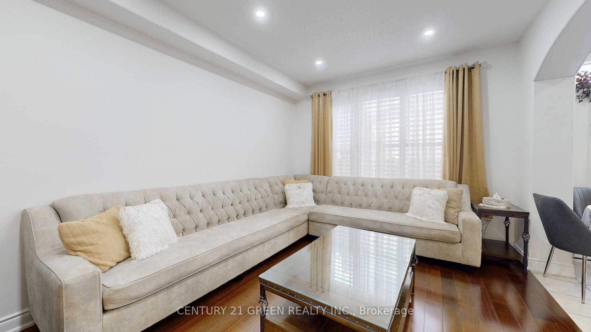 Photo 10 of 881 Minchin Way, Milton, Harrison — HOMEH