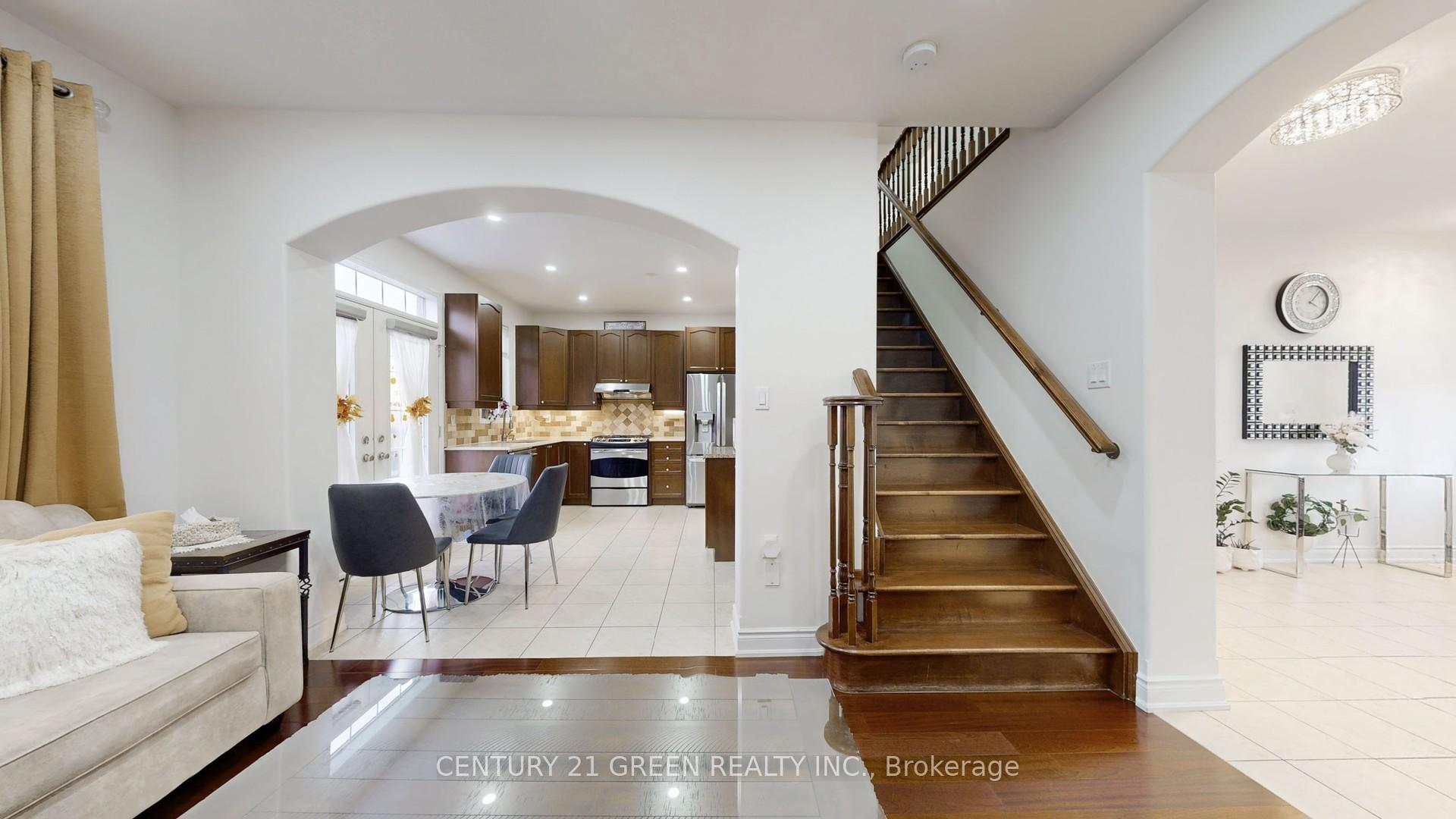 Photo 13 of 881 Minchin Way, Milton, Harrison — HOMEH